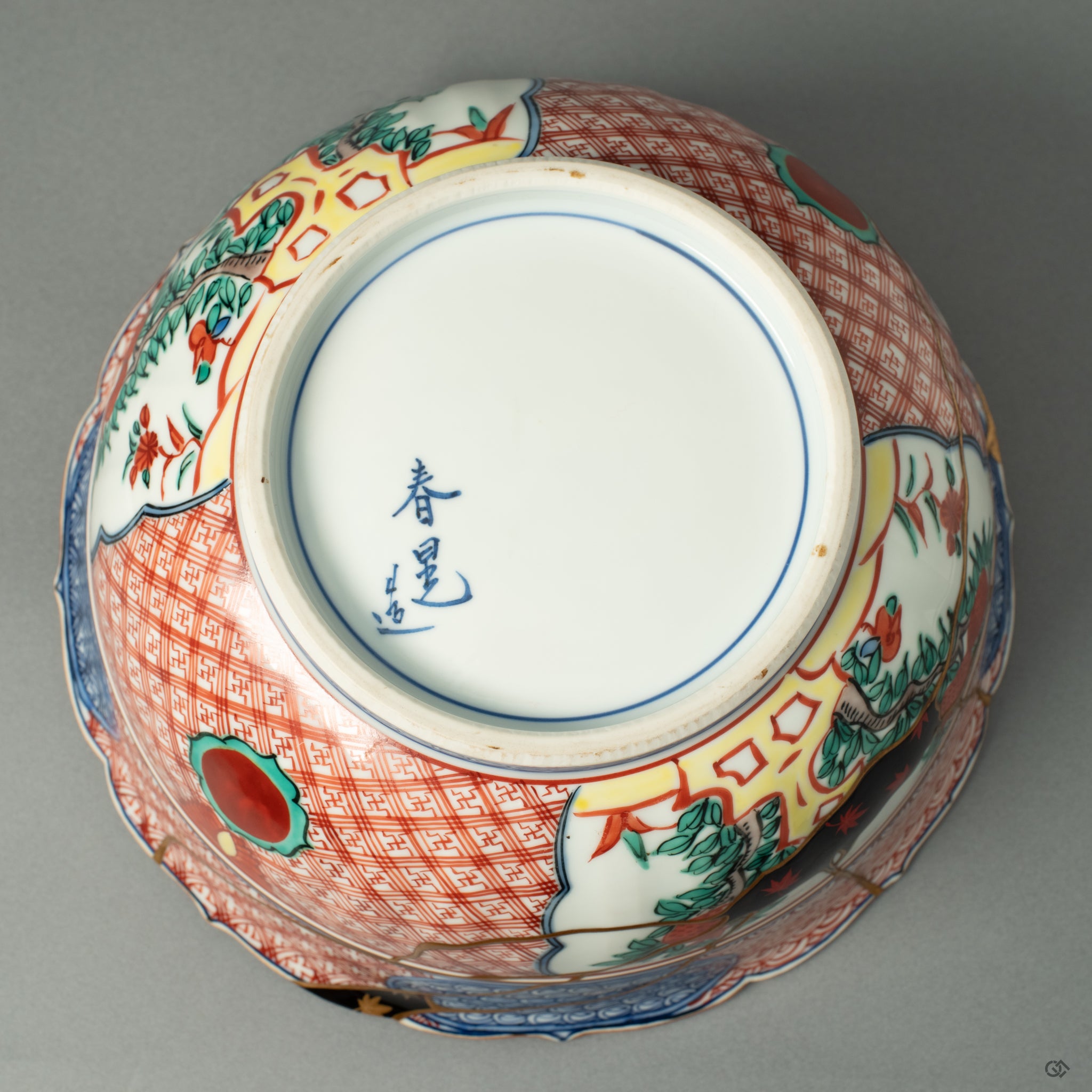 The foot (koudai) of the large Kyoto ware bowl, bearing the master artisan's mark as a signature on this six-month-long restorative masterpiece.
