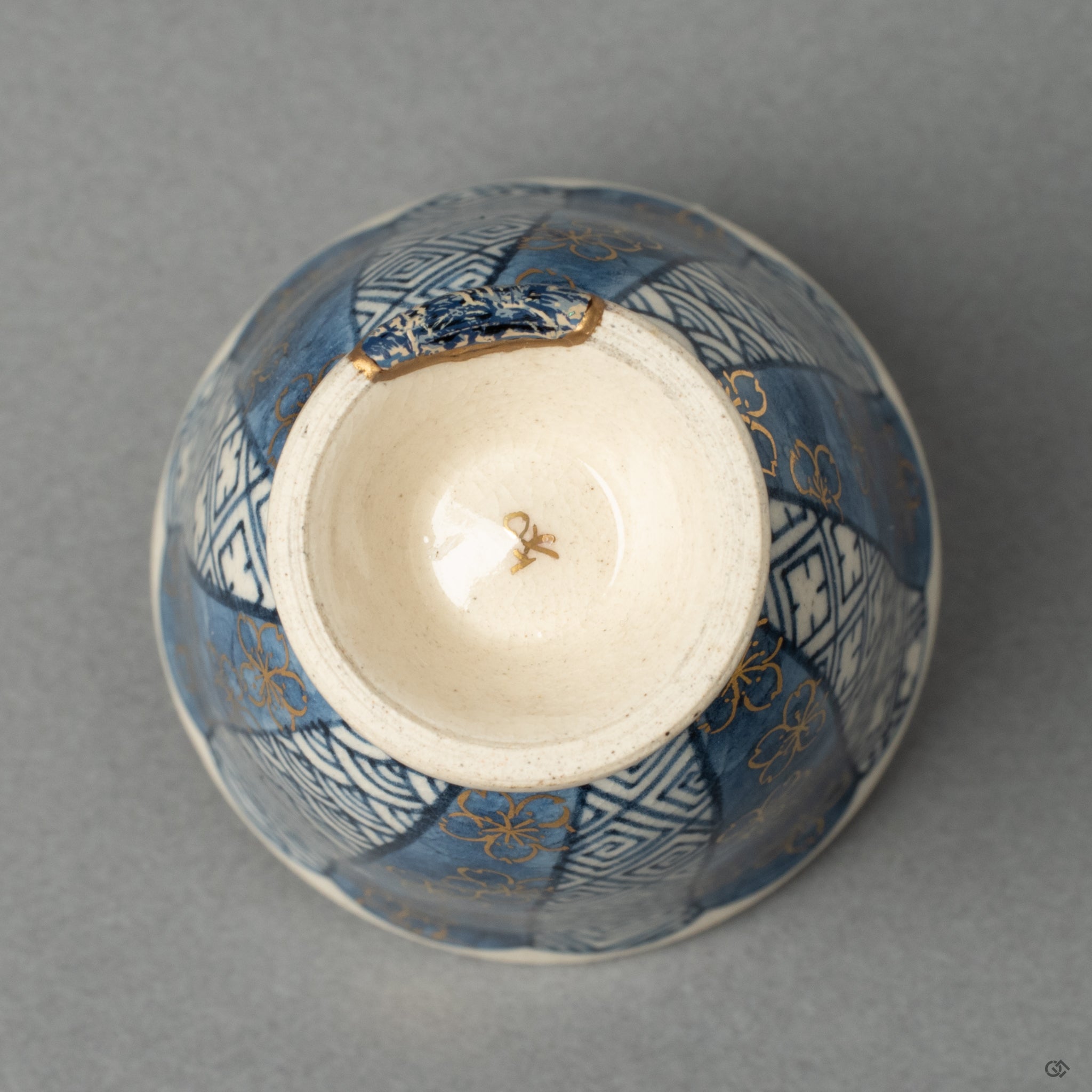 The foot (koudai) of the vessel, bearing the authenticating mark of the artist or kiln. This view shows the clean finish and the masterful foundation of this complex work of art.