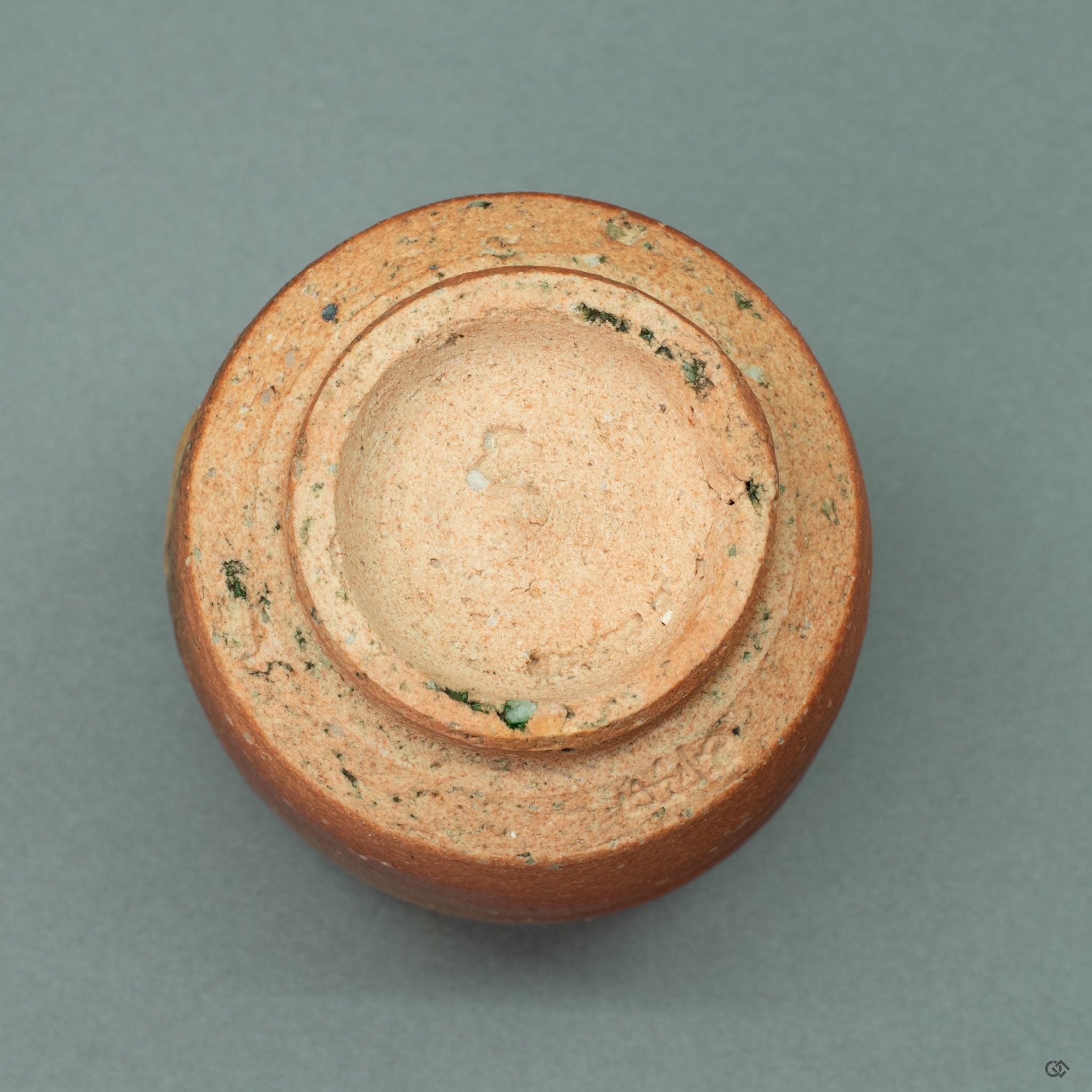 The unglazed foot (koudai) of the Shigaraki tea cup, showing the natural, earthy texture of the clay from one of Japan's Six Ancient Kilns.