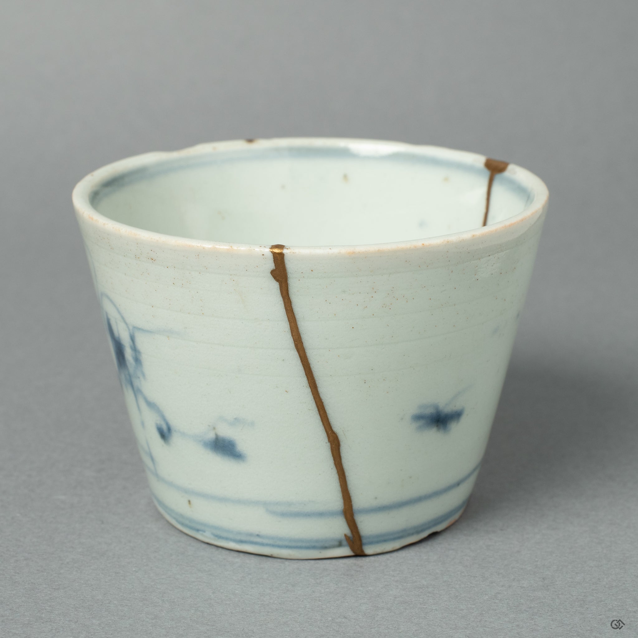 An intimate detail where the Kintsugi repair meets the original hand-painted motifs of the Ko-Imari ware, a respectful dialogue between the old and the new.