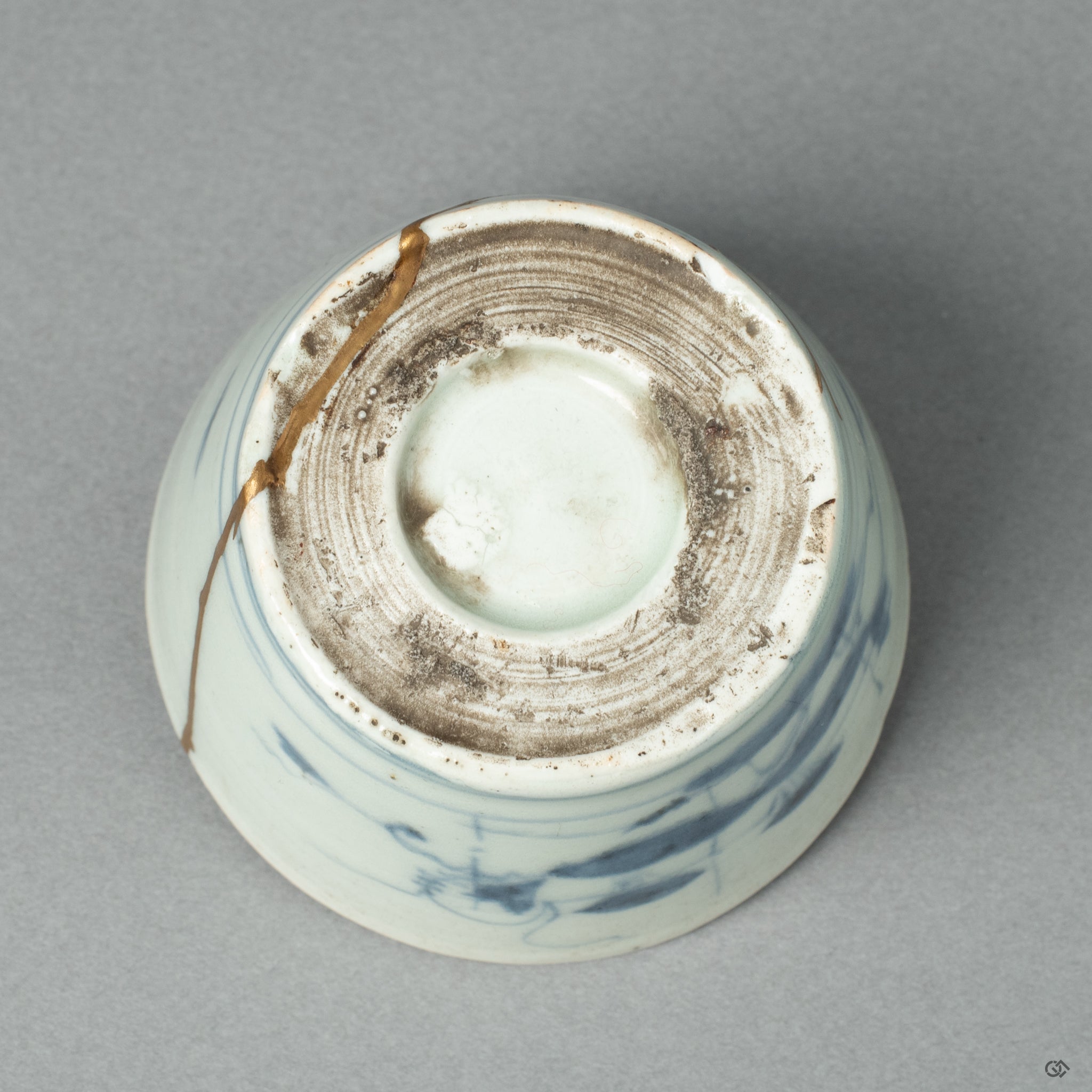 The foot (koudai) of the antique Ko-Imari ochoko, revealing the characteristic porcelain base of the Edo period and the skillful termination of the Kintsugi repair.