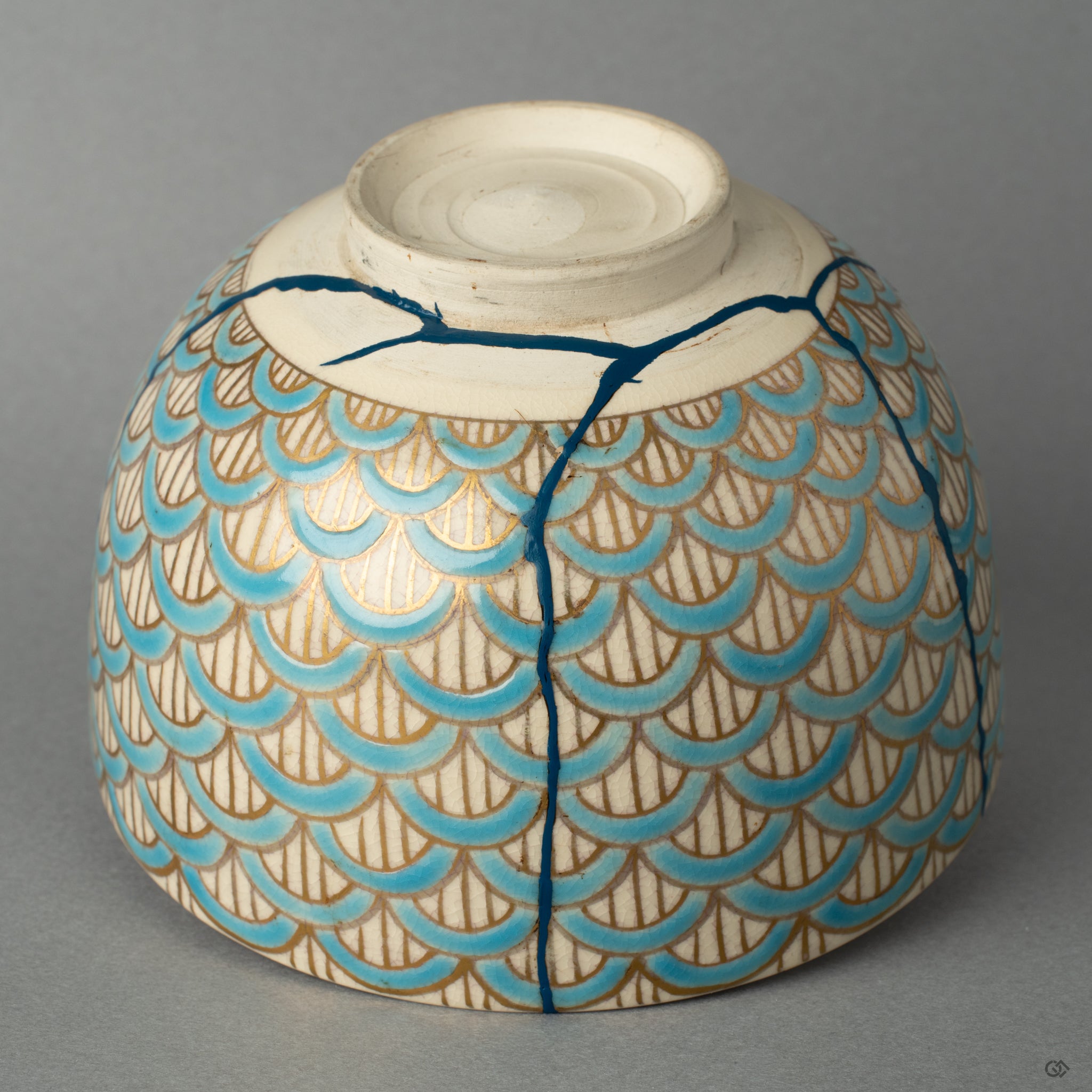 A macro view of the crack lines, celebrating a second life for the object through the art of revival and visible resilience.