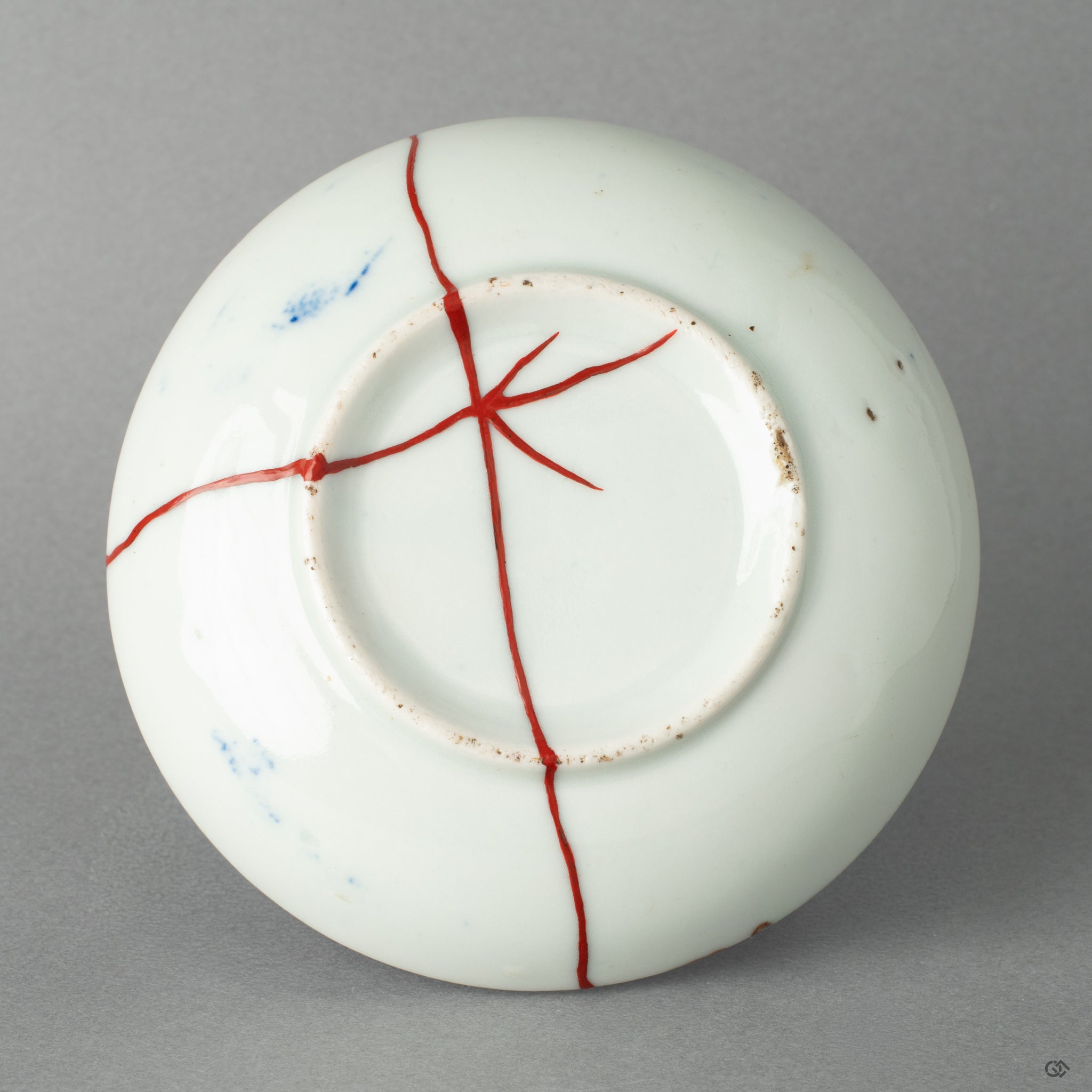 Bottom view of an authentic kintsugi dish, revealing the centuries-old tradition and a philosophy of care in every detail.