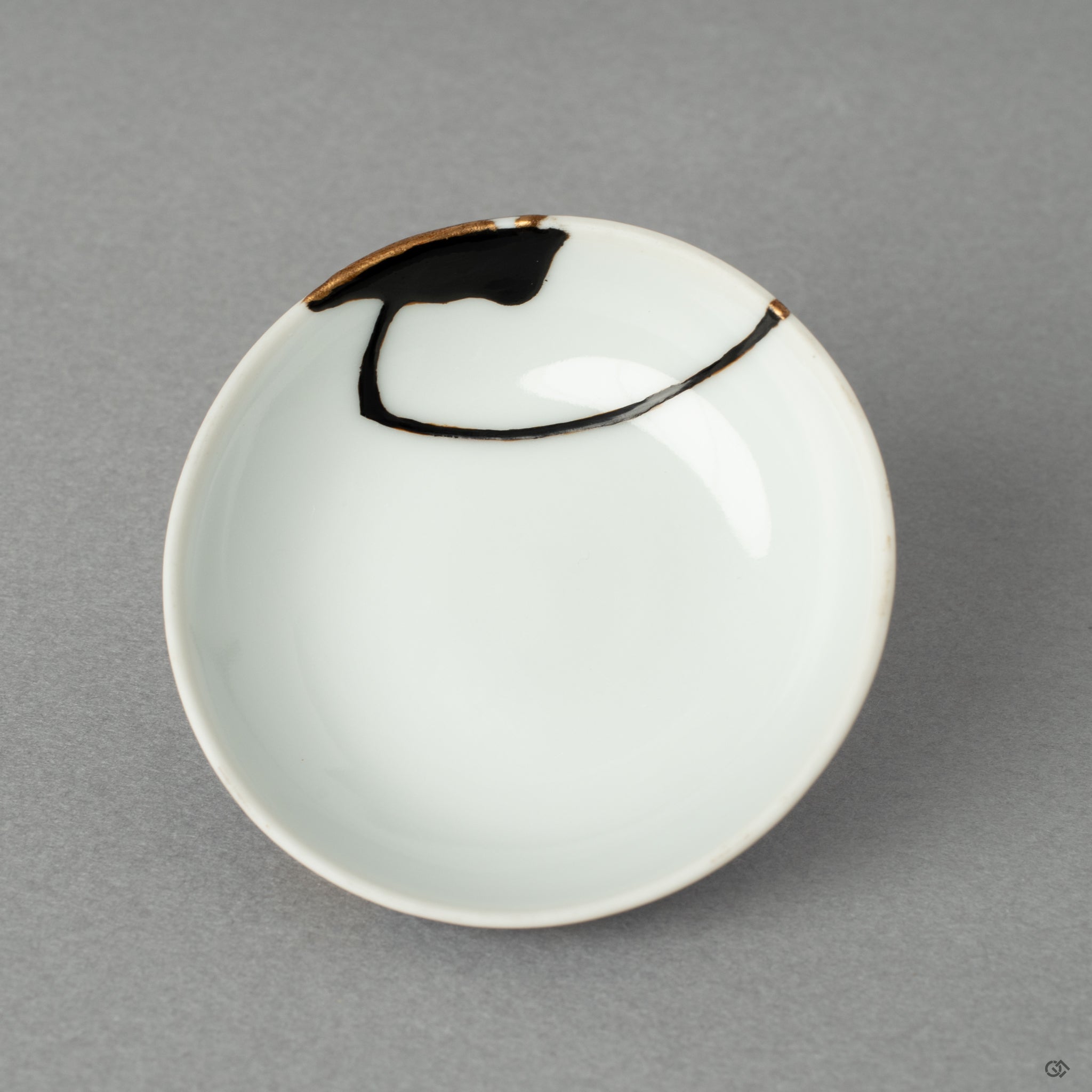 The reverse side of the lid, revealing a subtle iro-urushi (black lacquer) kintsugi repair—a detail of a quiet beauty meant for the owner alone.
