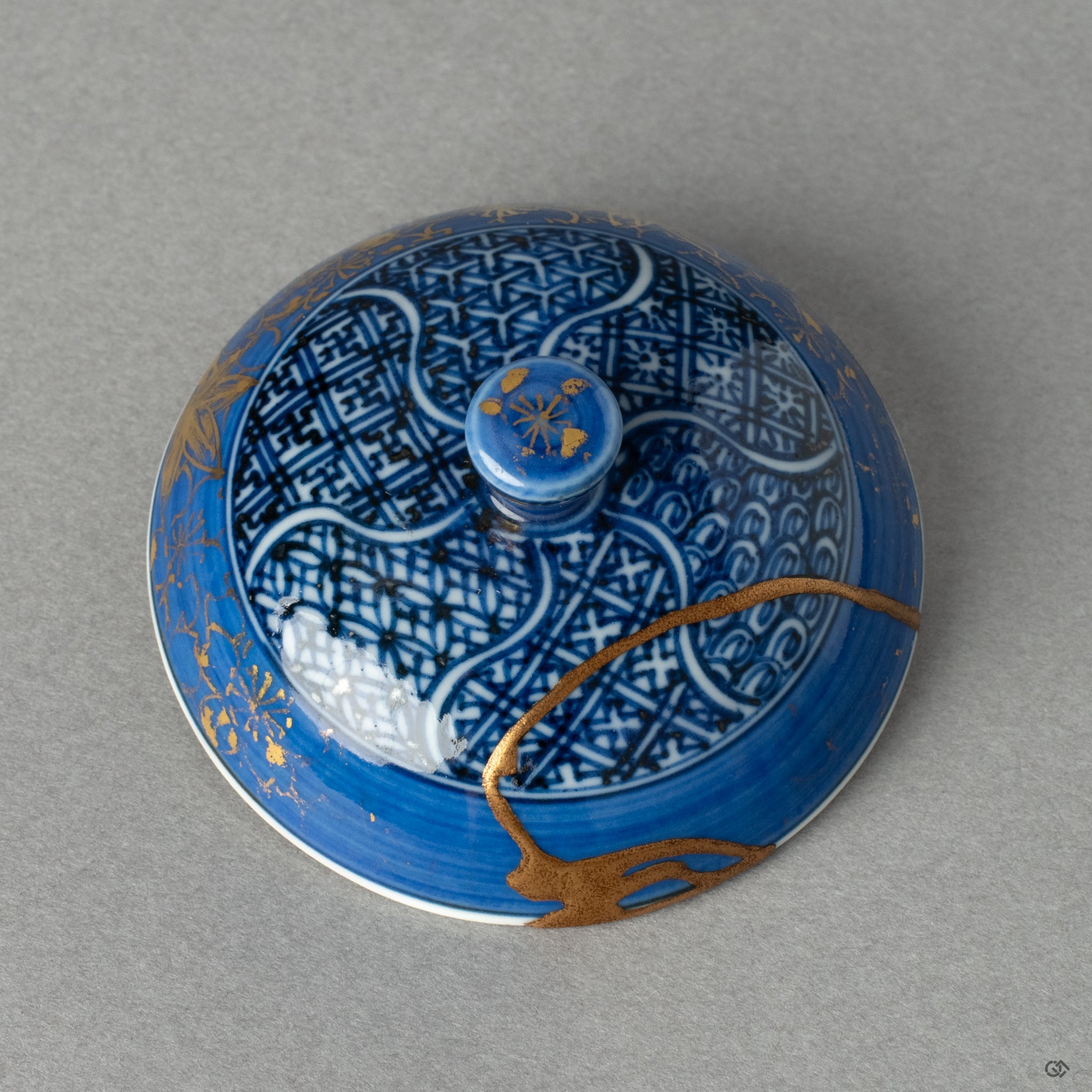 Top view of the lidded cups cover, highlighting the radiant 24K gold kintsugi repair—a testament to the philosophy of scars as beauty.