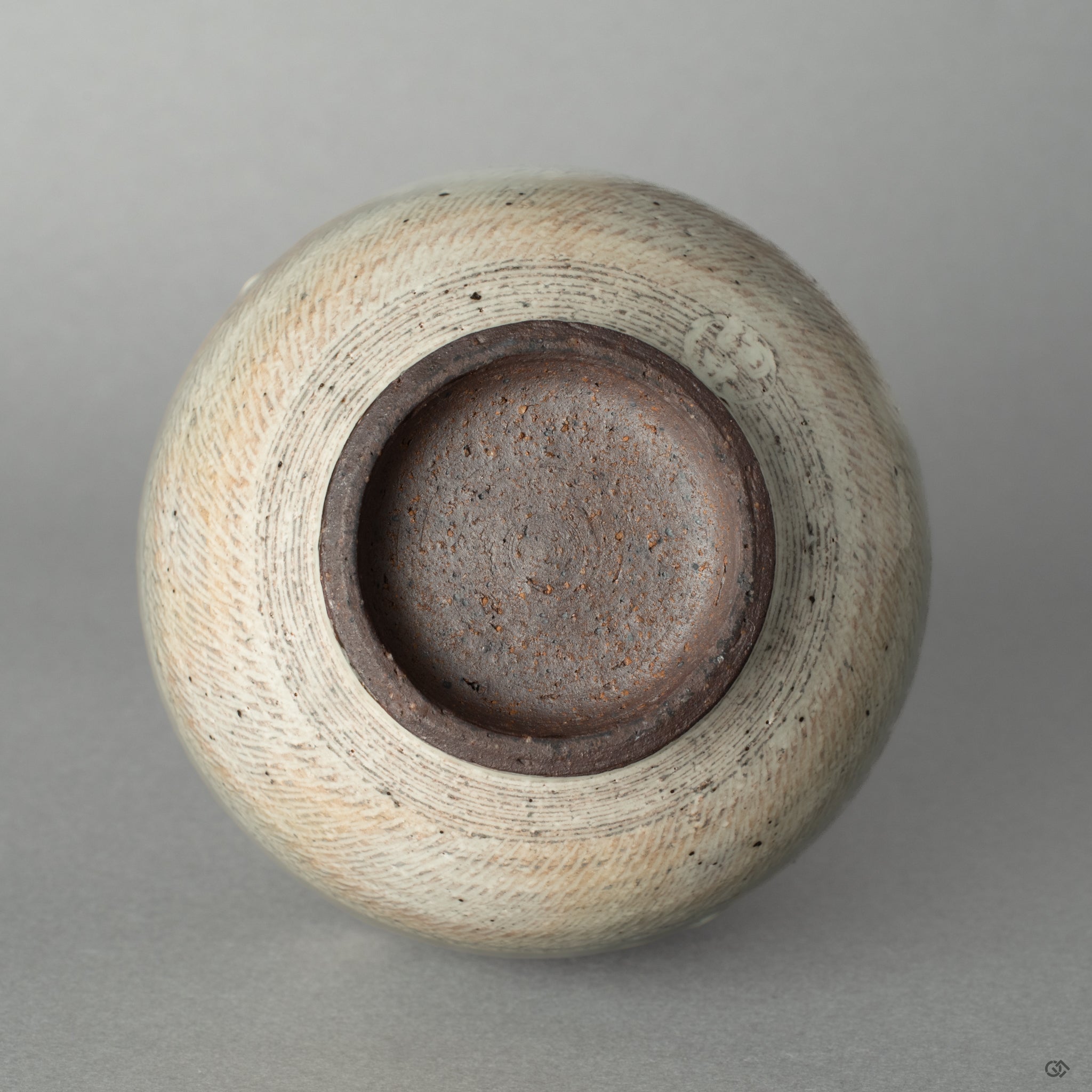 The foot and makers mark on the base of the Kyoto ware tokkuri, a signature of the authentic Japanese craftsmanship that began its story.