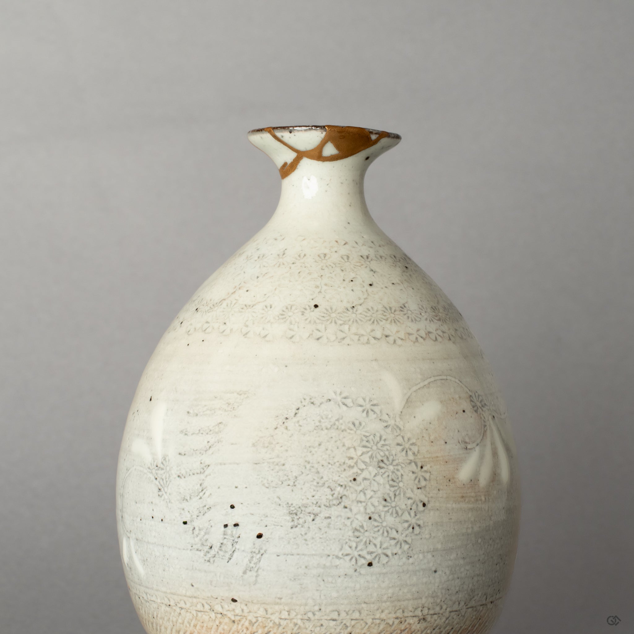 A close-up of the precise golden joinery on the Kyoto ware vessel, where 24K gold traces the past with profound respect and artistry.