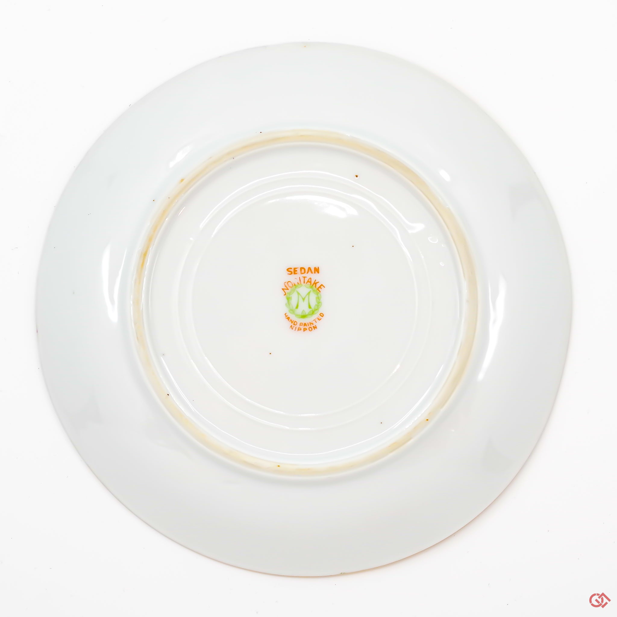 A photo of the bottom of an authentic Kintsugi pottery piece, showing its overall design and features.