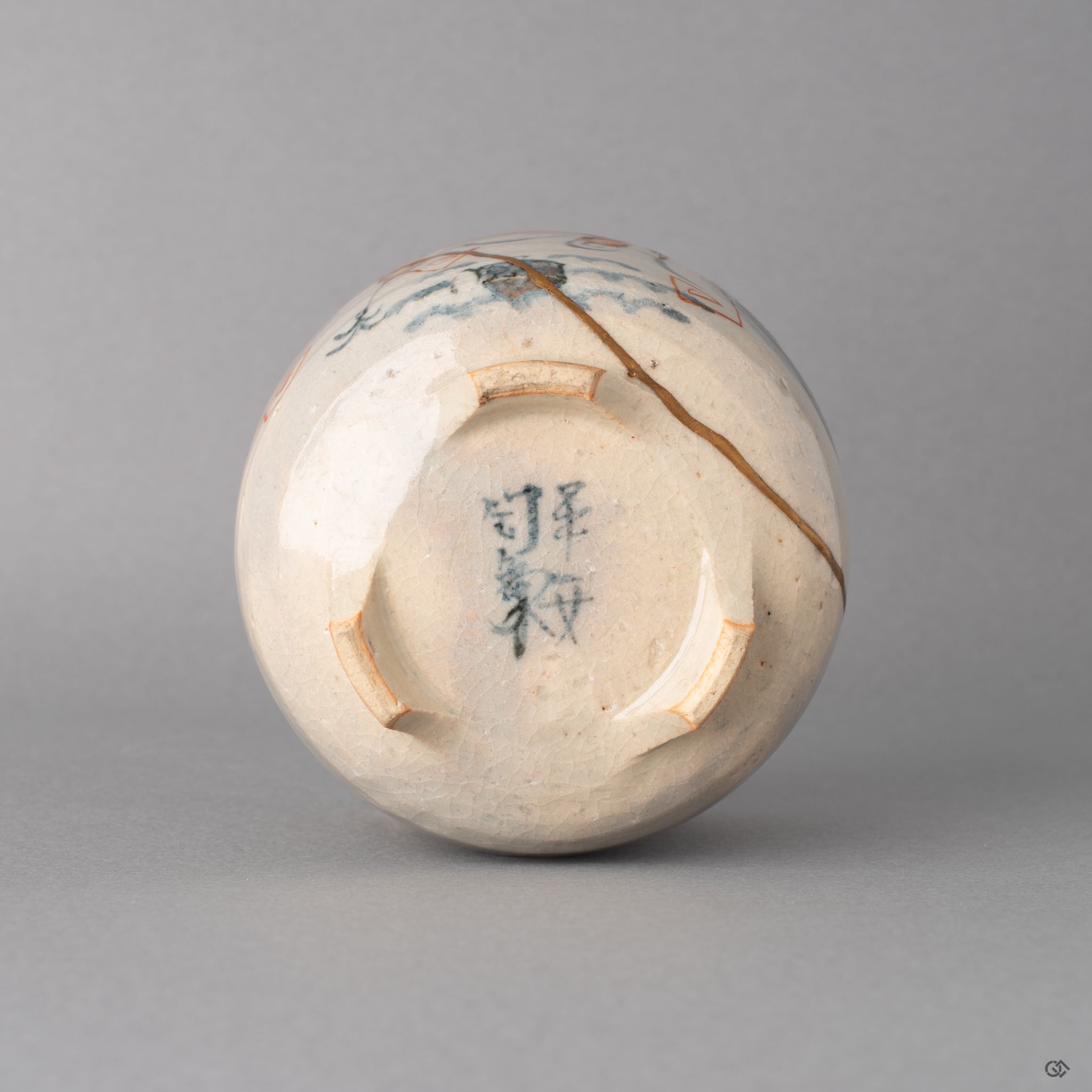 Bottom of the kintsugi incense burner reveals the maker's hand and a powerful tactile history held in the urushi base.