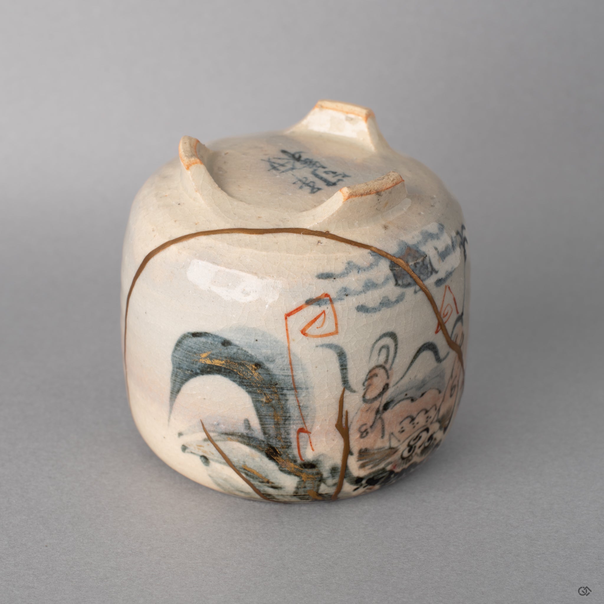 Side profile of the incense burner. The gold kintsugi lines bear witness to centuries old tradition and meticulous care.