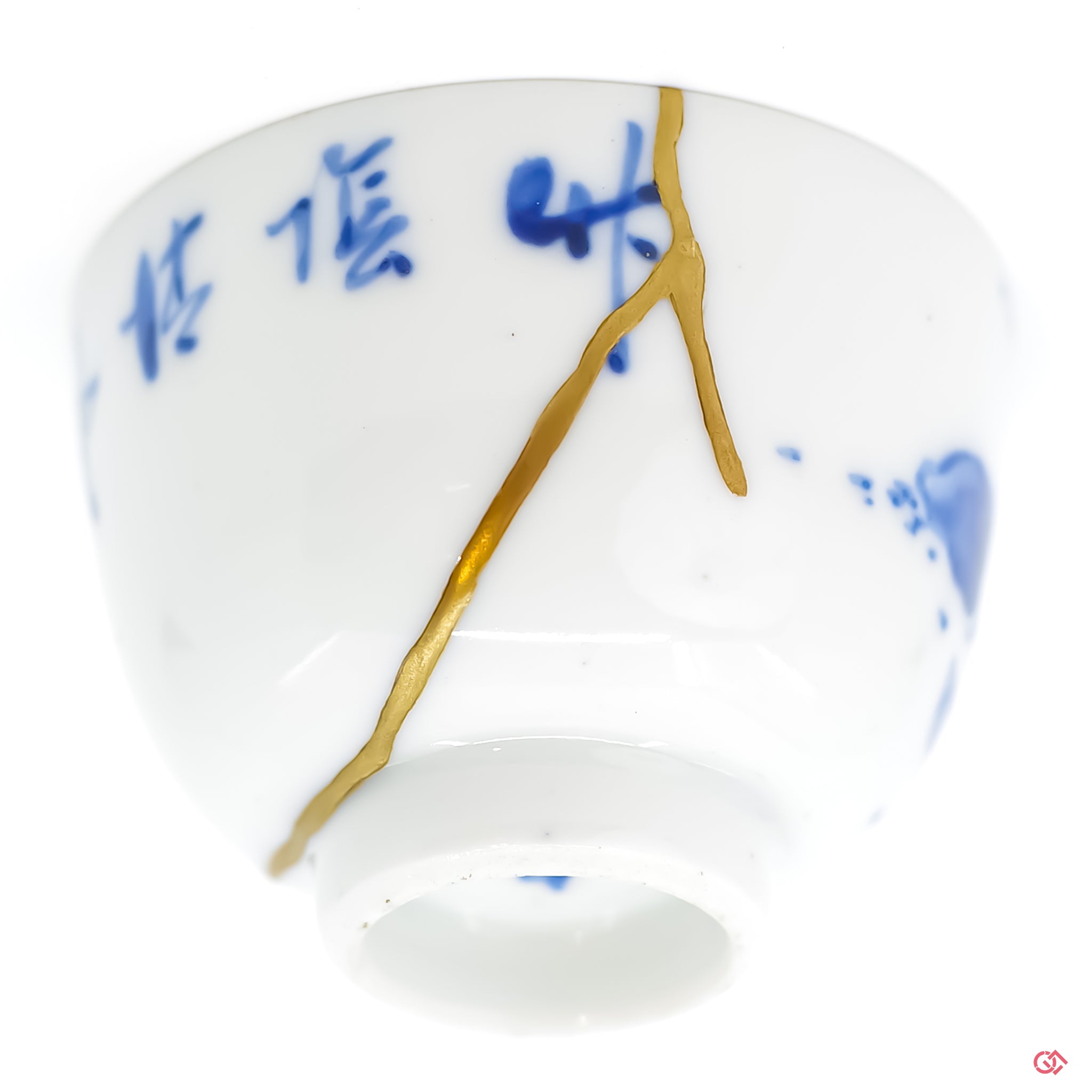 Macro photo of 24K gold Kintsugi repair, highlighting the master urushi lacquer technique and delicate gold seams.