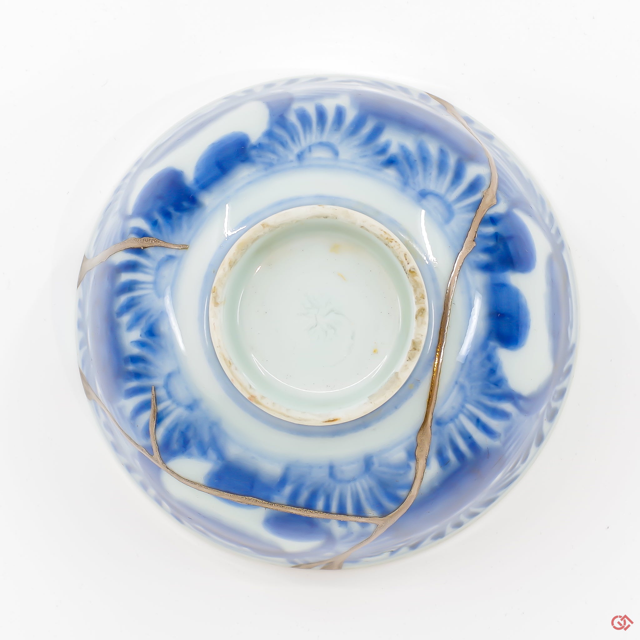 A photo of the bottom of an authentic Kintsugi pottery piece, showing its overall design and features.