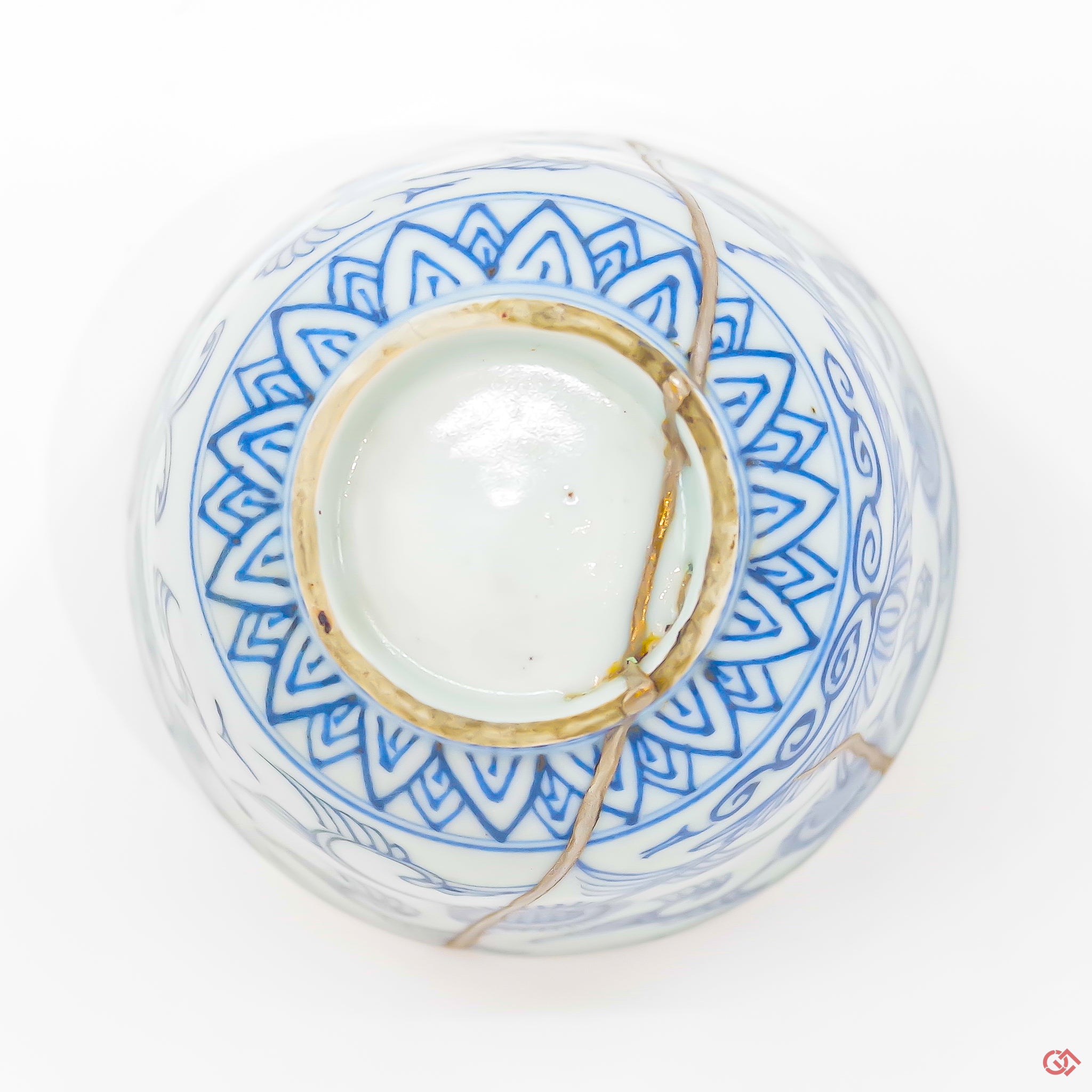 A photo of the bottom of an authentic Kintsugi pottery piece, showing its overall design and features.
