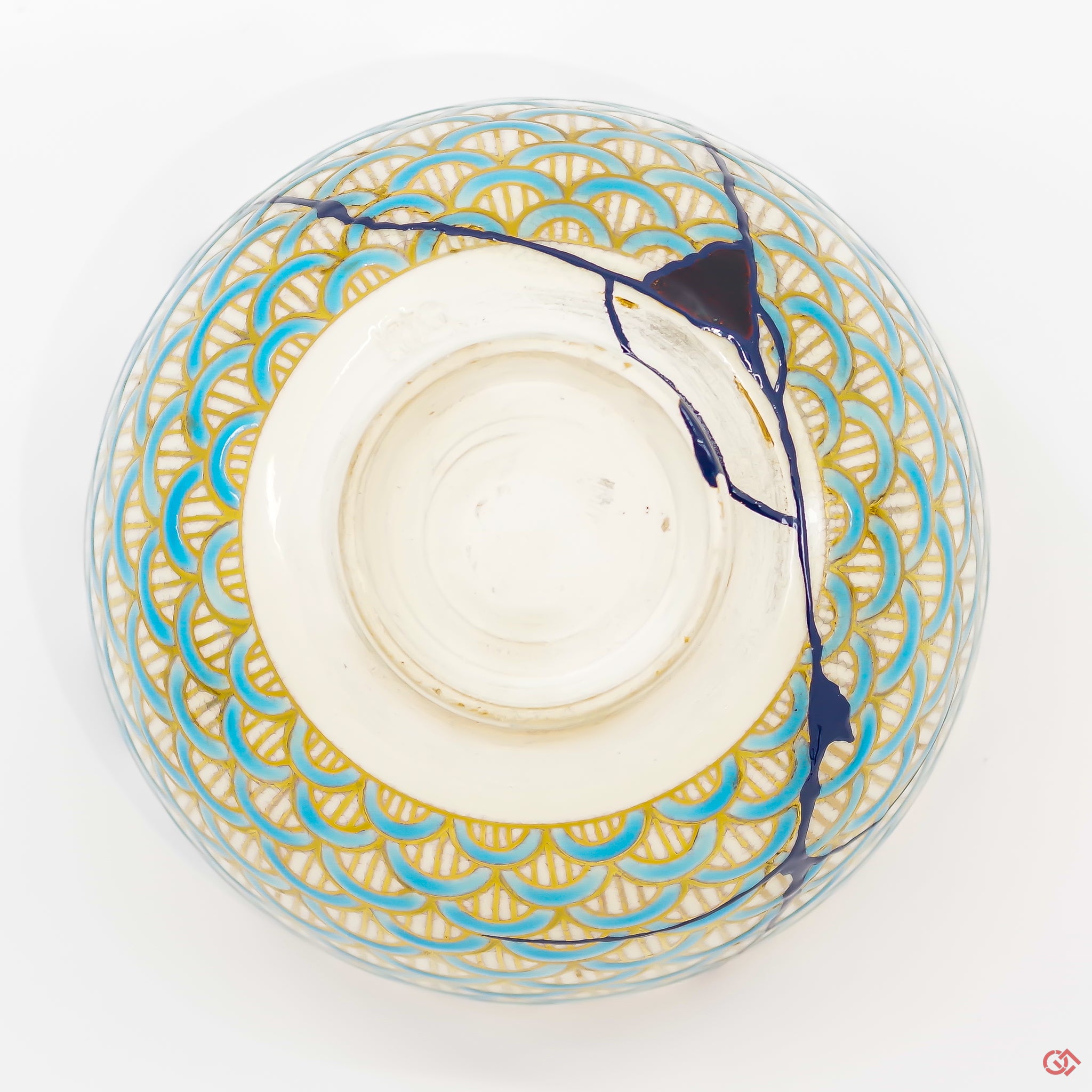 A photo of the bottom of an authentic Kintsugi pottery piece, showing its overall design and features.
