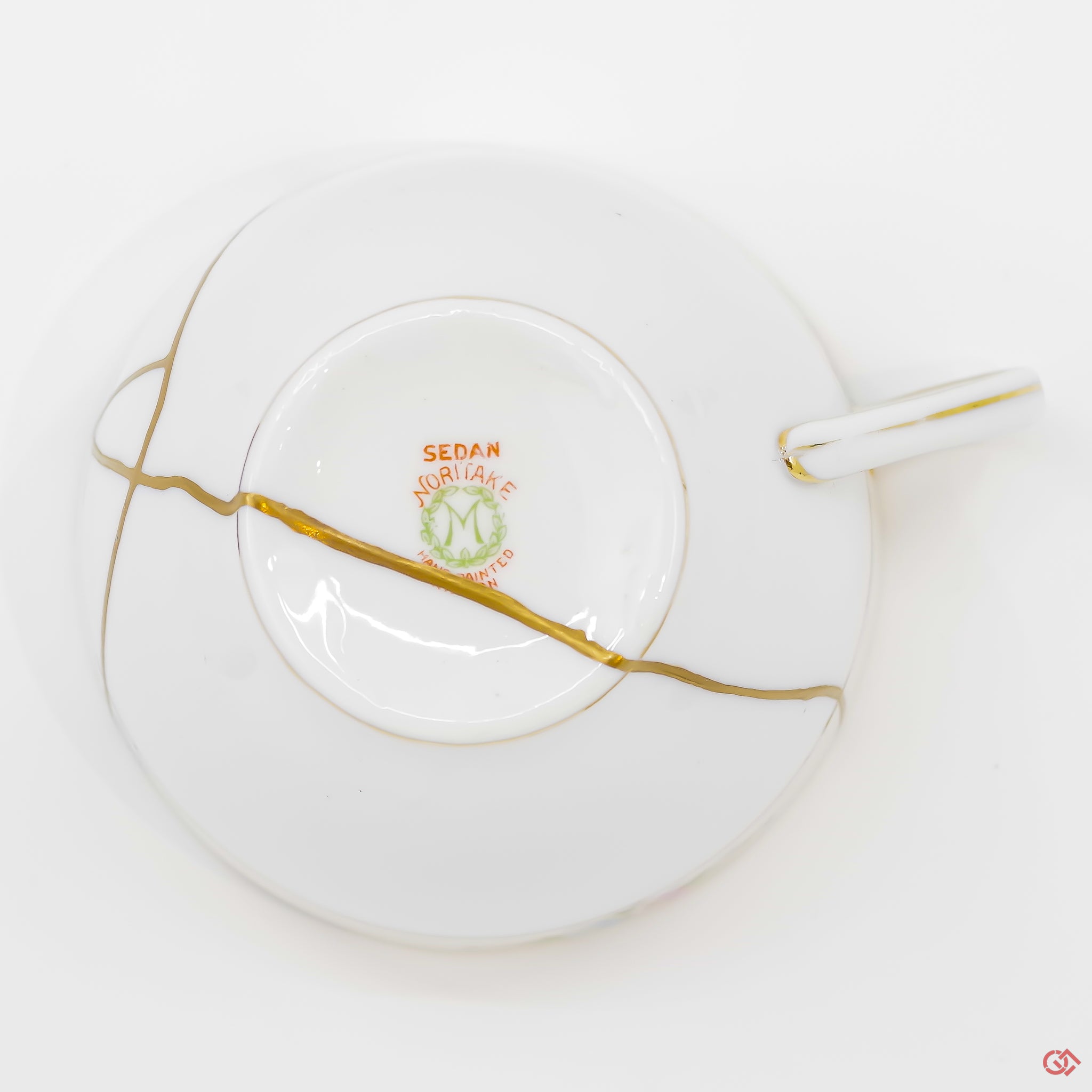 A photo of the bottom of an authentic Kintsugi pottery piece, showing its overall design and features.