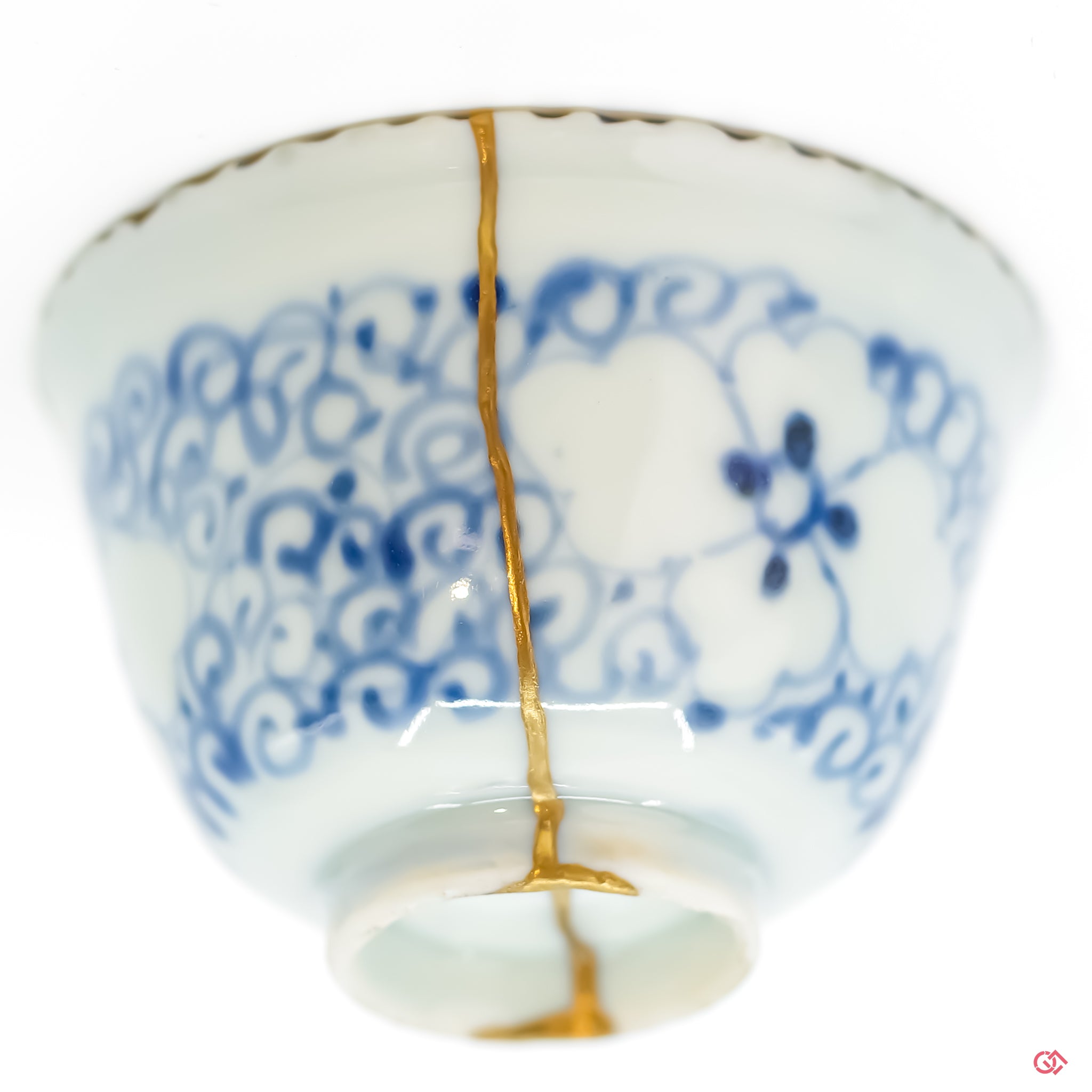 Extreme close up photo showing the beautiful gold seams of a kintsugi repaired ceramic bowl, showcasing the detailed craftmanship.