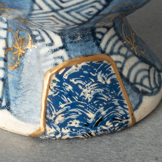 A macro view of the Seigaiha pattern, its layered Kawari-nuri texture a meditation on the rhythm of ocean waves and endless fortune.