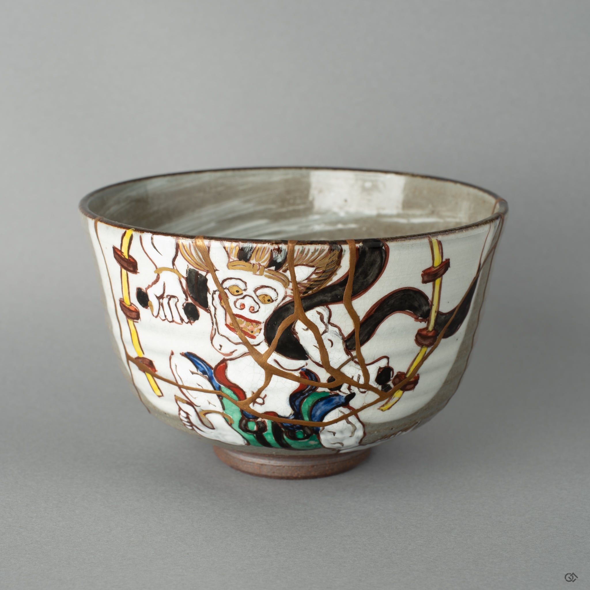 Front view of the gray Kyoto matcha bowl. The meticulous 24K gold kintsugi restores the history made visible with light.