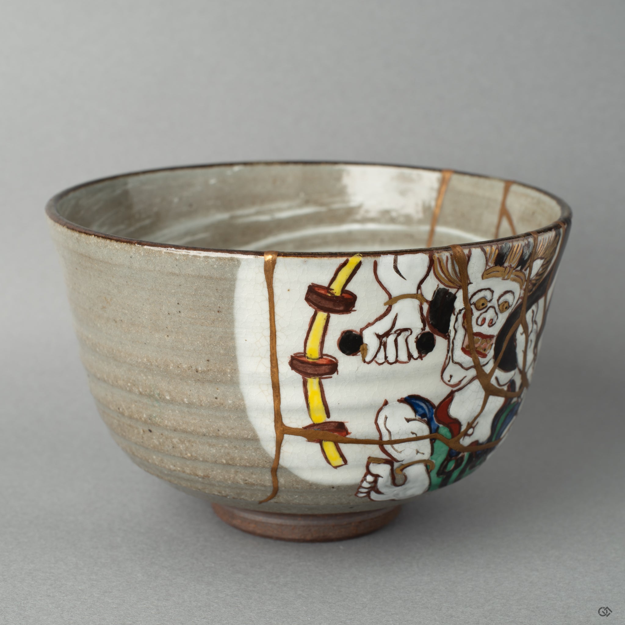 Side view of the bowl’s curve. This piece embodies restorative beauty through the painstaking art of urushi lacquer and gold kintsugi.