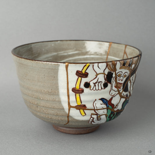 Side view of the bowl’s curve. This piece embodies restorative beauty through the painstaking art of urushi lacquer and gold kintsugi.