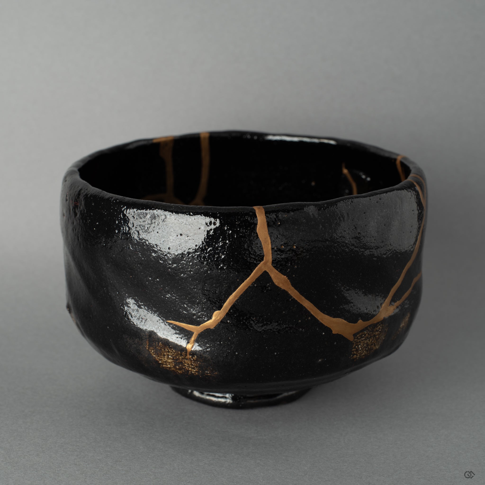Side detail of a Kyoto matcha bowl restored through kintsugi, its form shaped by centuries-old tradition.
