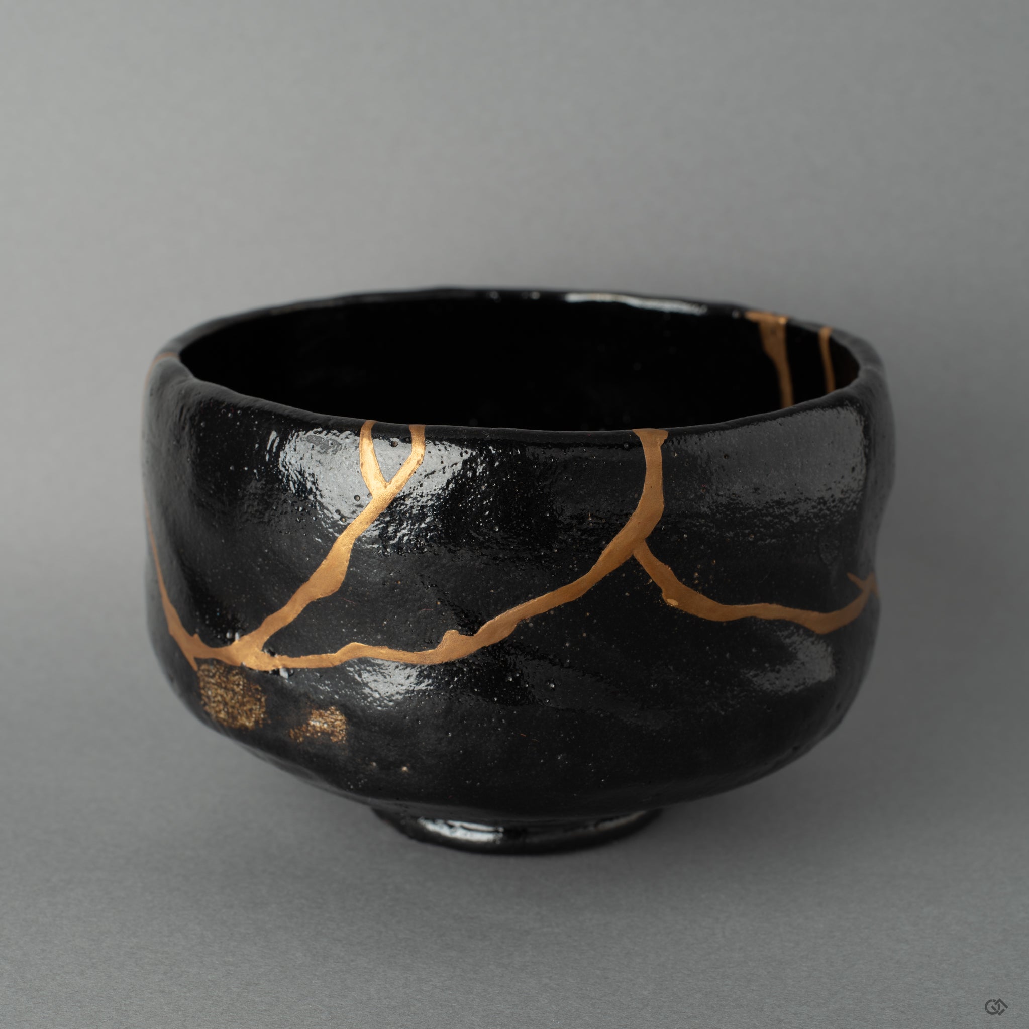 Alternate side of a Kyoto kintsugi matcha bowl, where layered urushi and gold meet in crafted resilience.