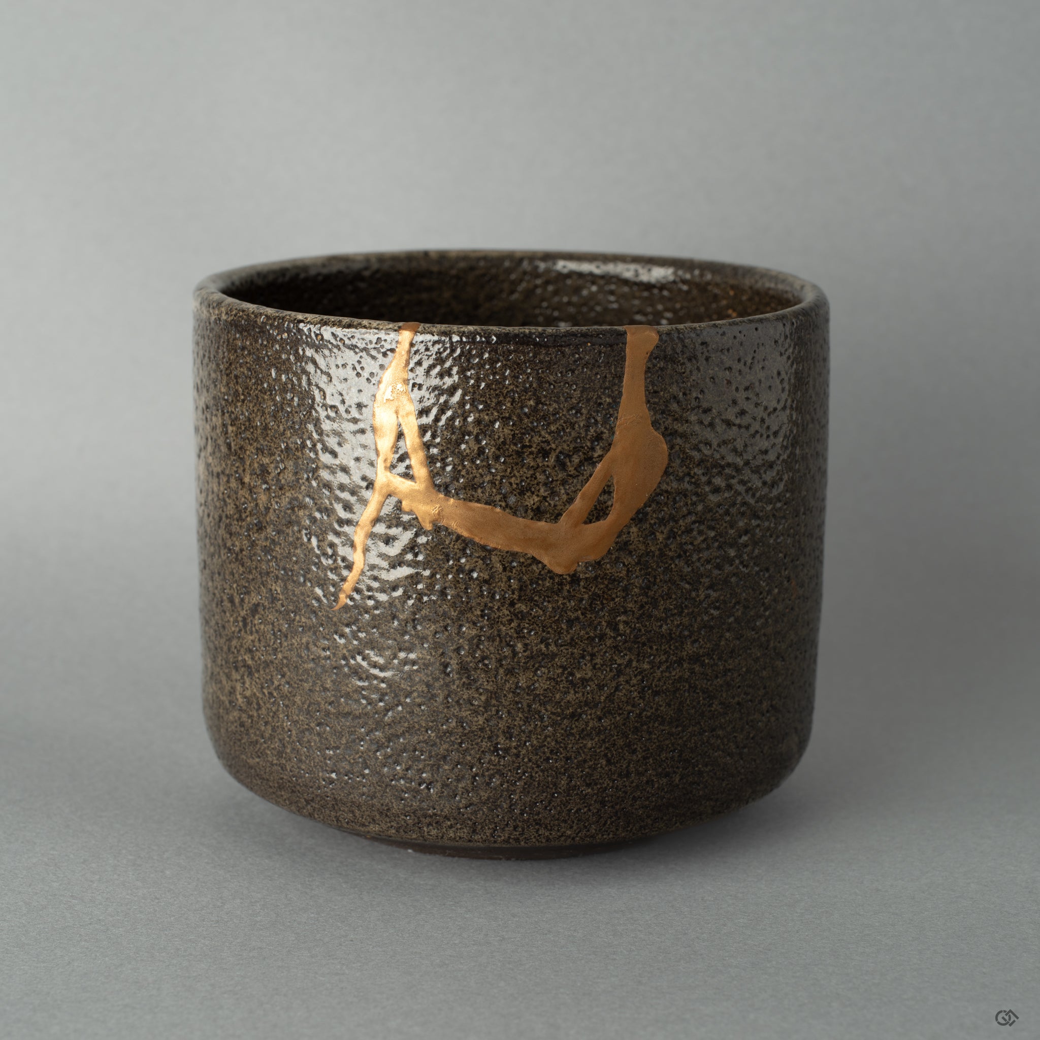 Shigaraki matcha bowl restored with 24K gold kintsugi, its surface revealing a quiet beauty shaped by urushi craftsmanship.