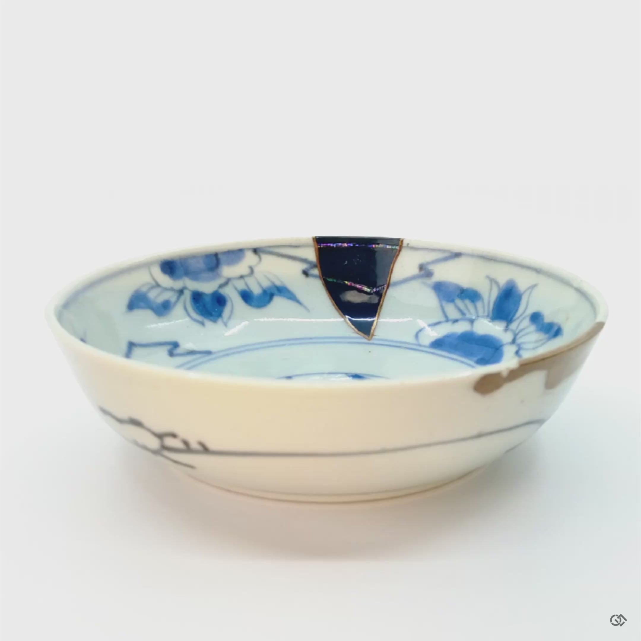 A 360-degree video of the Ko-Imari bowl, revealing the interplay of light between the steady glow of gold and the shifting iridescence of Raden.