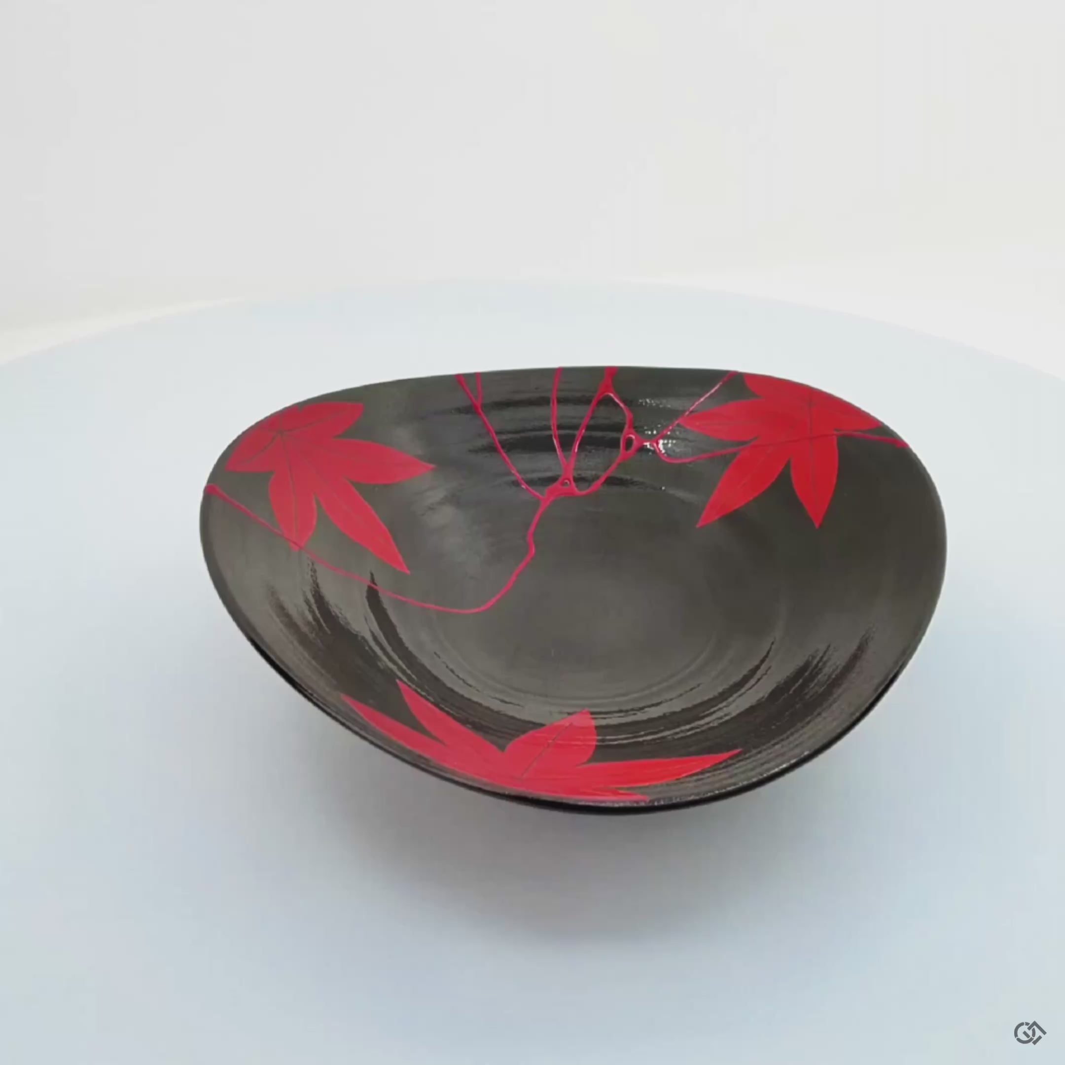 A 360-degree video of the Arita bowl, showing the continuous flow of vermillion repair and its dialogue with the crimson maple leaves.