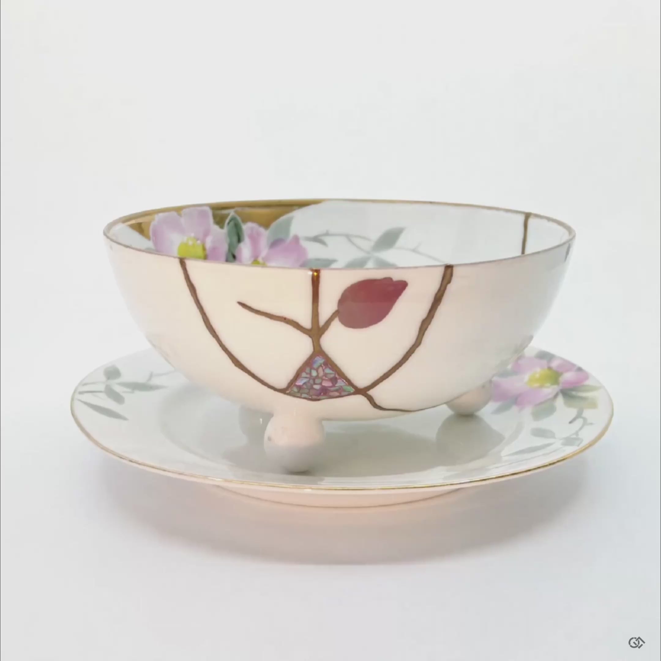 A 360-degree video of the Noritake kintsugi cup, revealing the flow of its golden repair, a dynamic vision of resilience made beautiful.