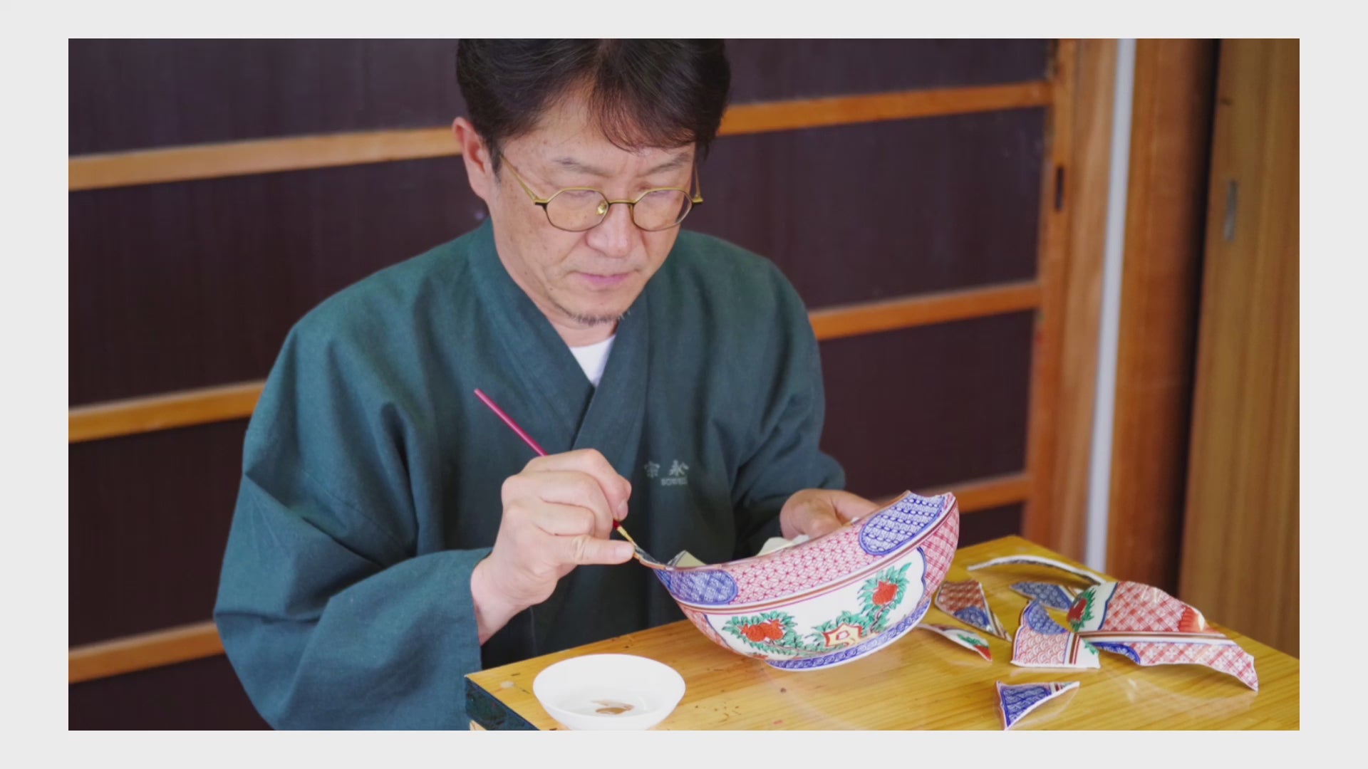 A video documenting the monumental 6-month restoration of a shattered Shonzui Kyoto bowl by a 40-year master artisan. Witness the patient application of Kintsugi, Maki-e, and Yobitsugi, transforming ruins into a masterpiece.