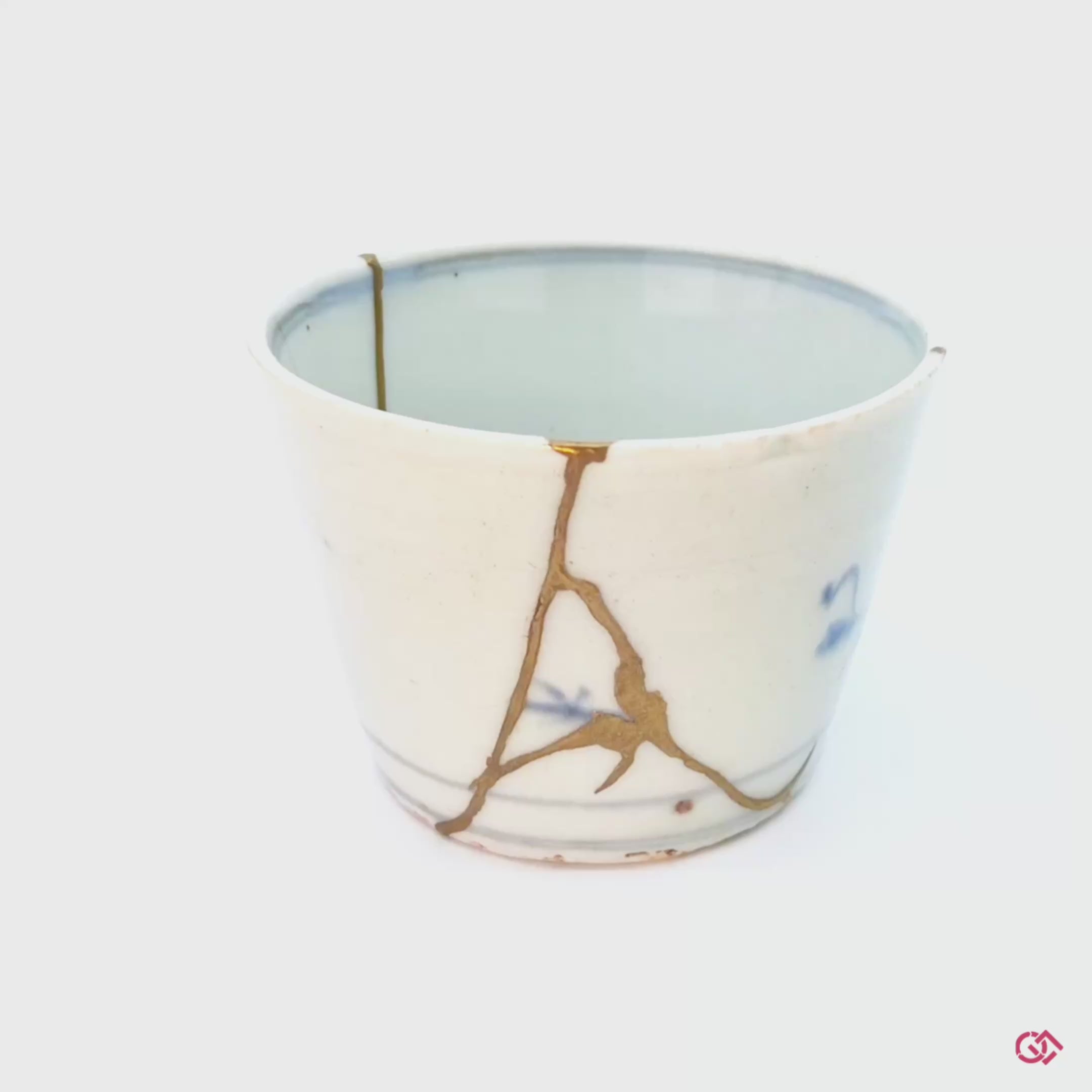 A smooth, 360-degree rotational video of the Kintsugi teacup. The seamless turn allows for a full appreciation of the artistry of a new generation of lacquer specialists, revealing how the gold lines integrate with the vessel's form.