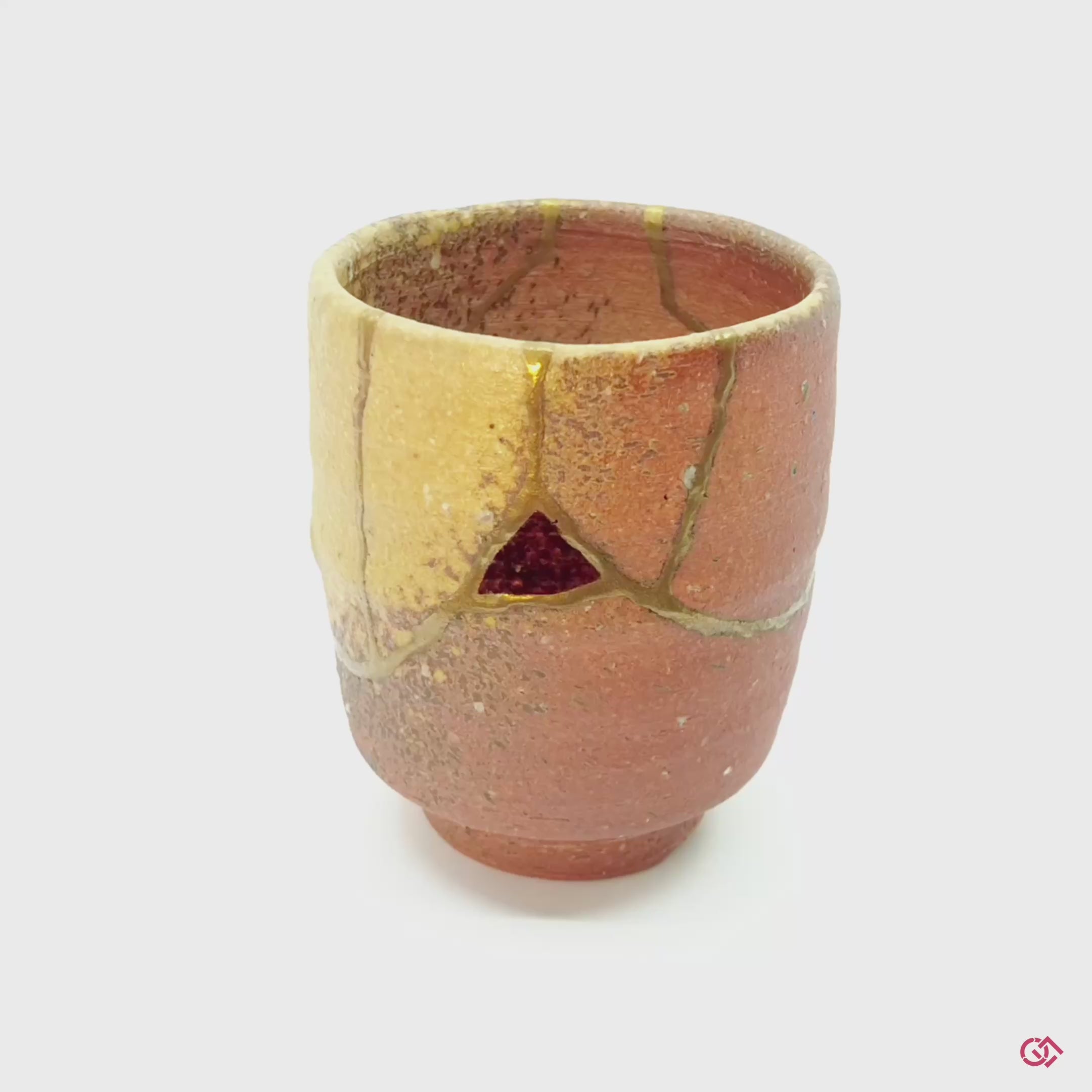 A smooth, 360-degree rotational video of the Kintsugi teacup. The seamless turn allows for a full appreciation of how the luminous gold lines flow and interact with the vessel's complete form from every angle.
