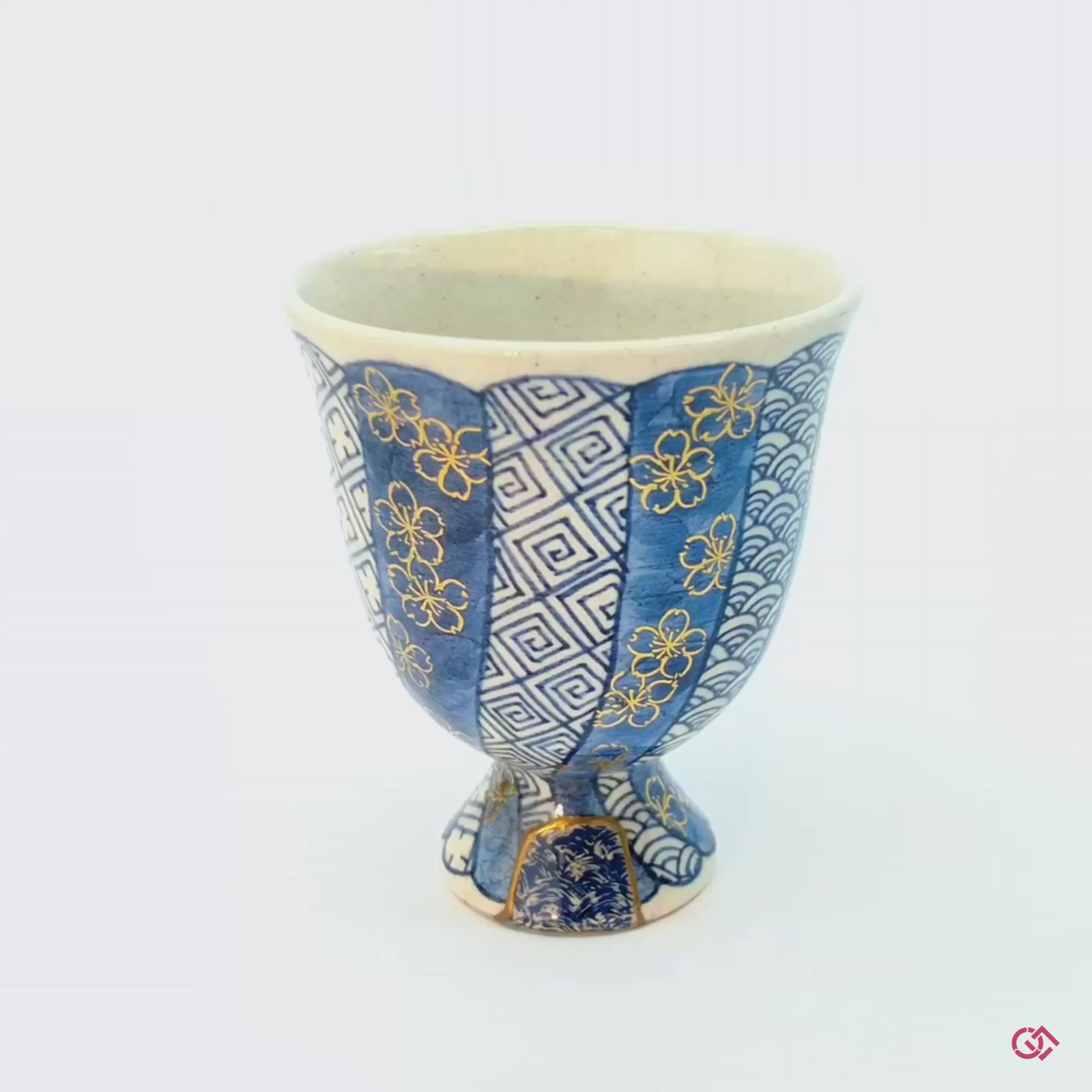 A smooth, 360-degree rotational video of the Kintsugi vessel. As it turns, you can follow the continuous flow of the luminous 24k gold lines as they wrap around the entire piece, revealing the artwork in its full three-dimensional form.