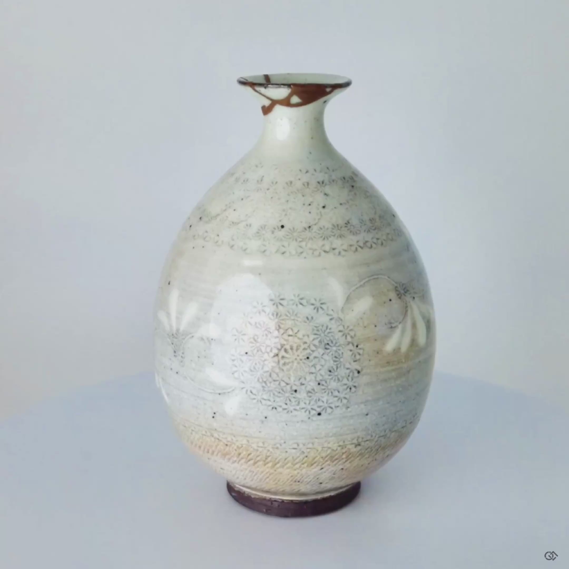 A 360-degree video of the kintsugi tokkuri, revealing the seamless flow of its golden repair as a vision of resilience made beautiful.