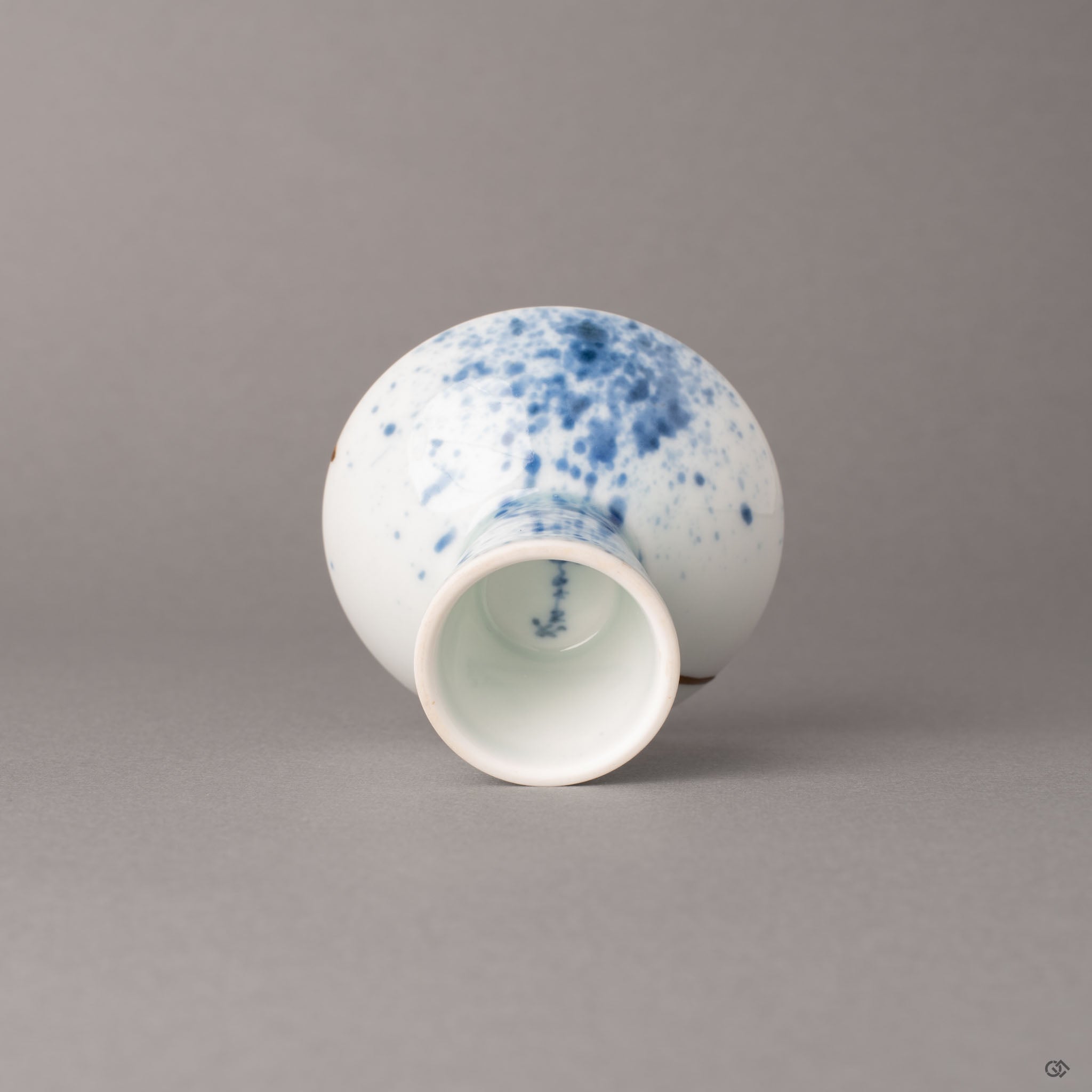 Bottom of a kintsugi Arita porcelain sake cup showing the foot ring and base, a collector’s treasure with centuries-old craft tradition.