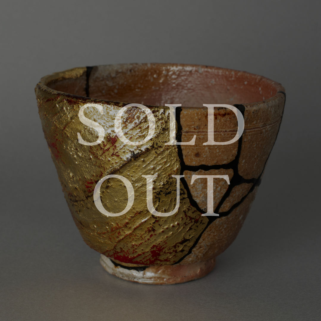 Sold out — A rustic Shigaraki ware cup restored with mixed-media kintsugi, featuring gold leaf and yakitsuke-urushi on earthy, unglazed stoneware. This one-of-a-kind piece by The Kintsugi Labo JAPAN has found its home.