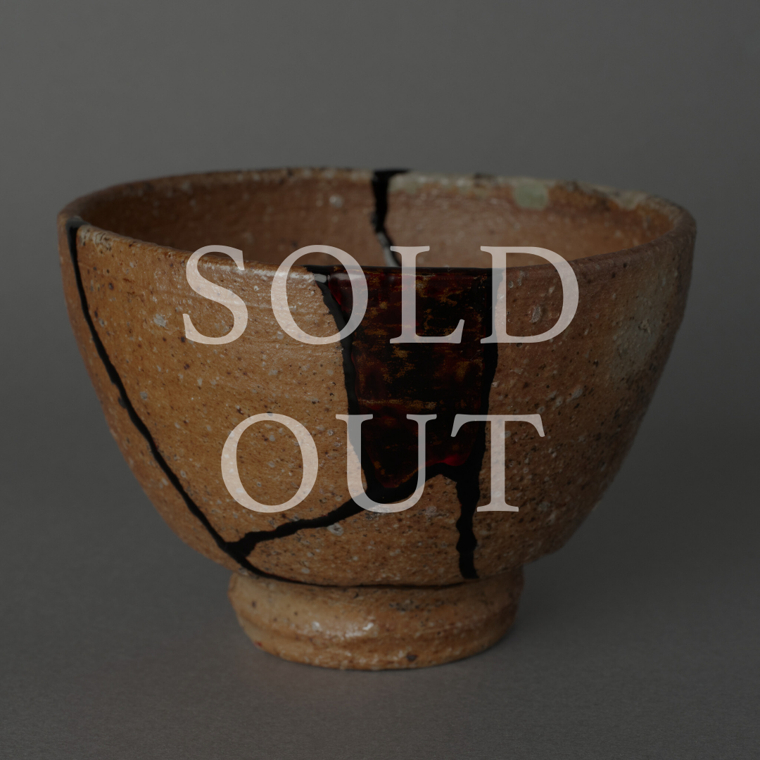 Sold out — A Shigaraki ware cup restored with mixed-media kintsugi and kawari-nuri layered lacquer technique. Abstract urushi patterns adorn the earthy stoneware surface. This one-of-a-kind piece by The Kintsugi Labo JAPAN has found its home.