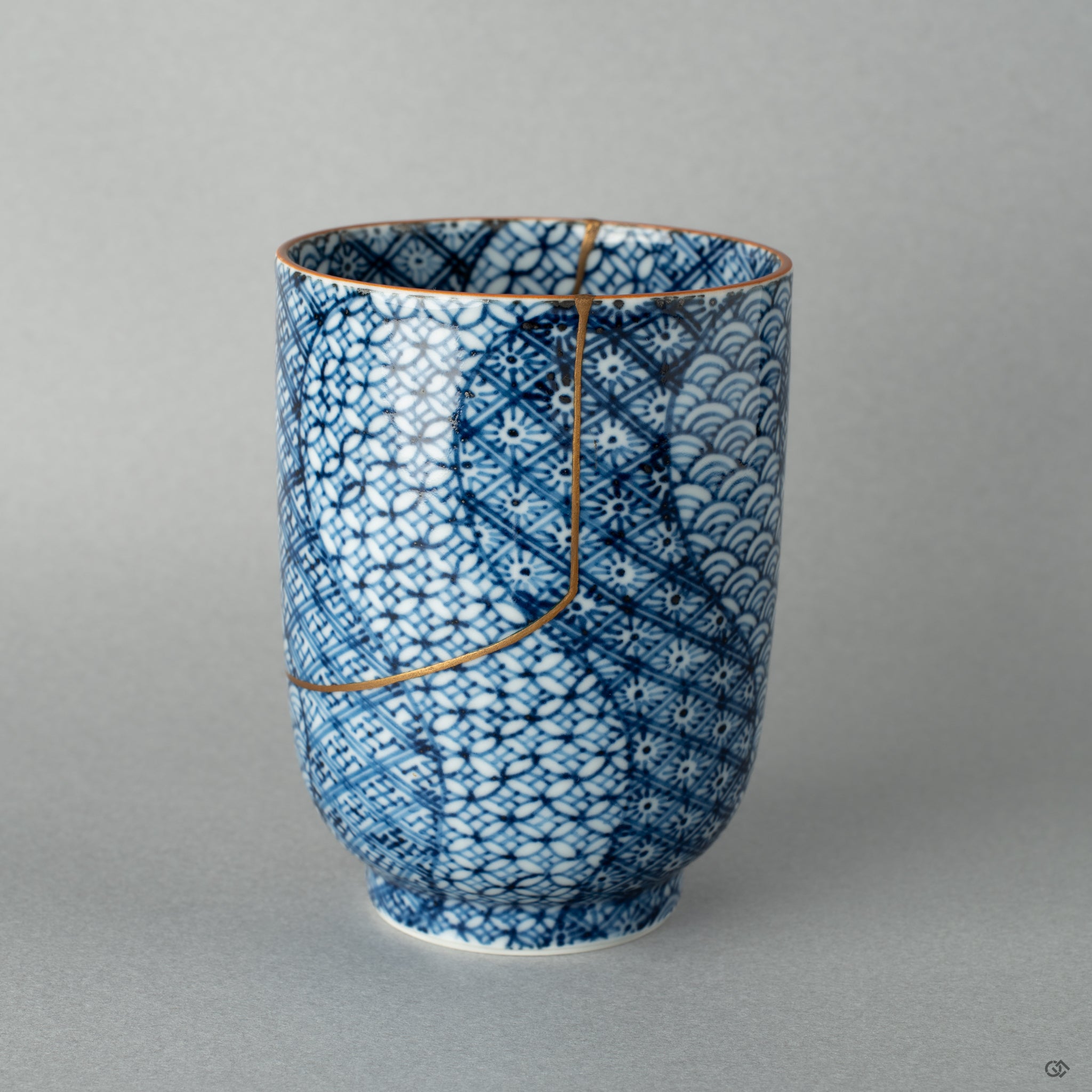 Front view of a Kyoto tea cup restored with 24k gold kintsugi, its form holding a quiet beauty shaped by urushi craft.