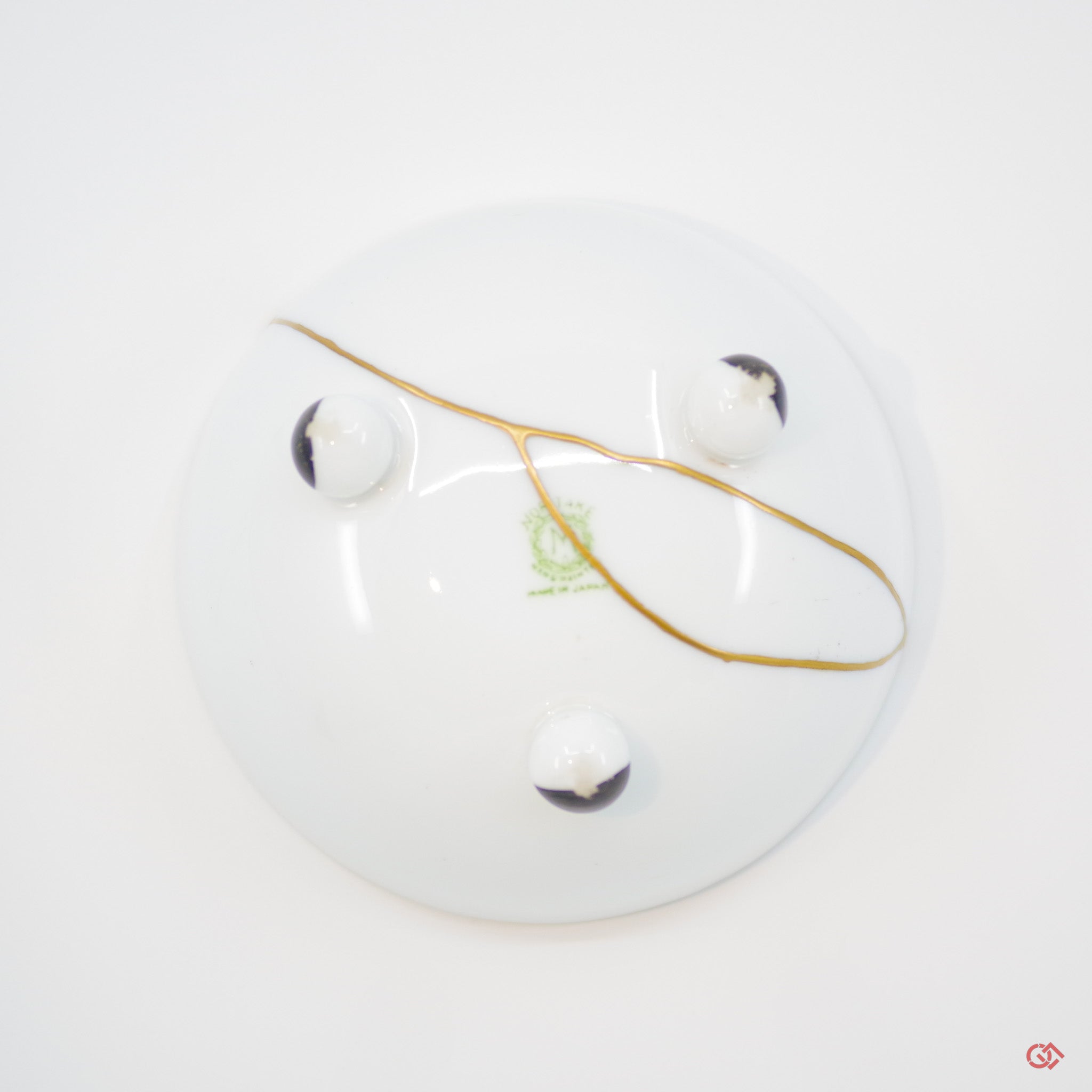 Photo of the bottom of authentic Kintsugi art