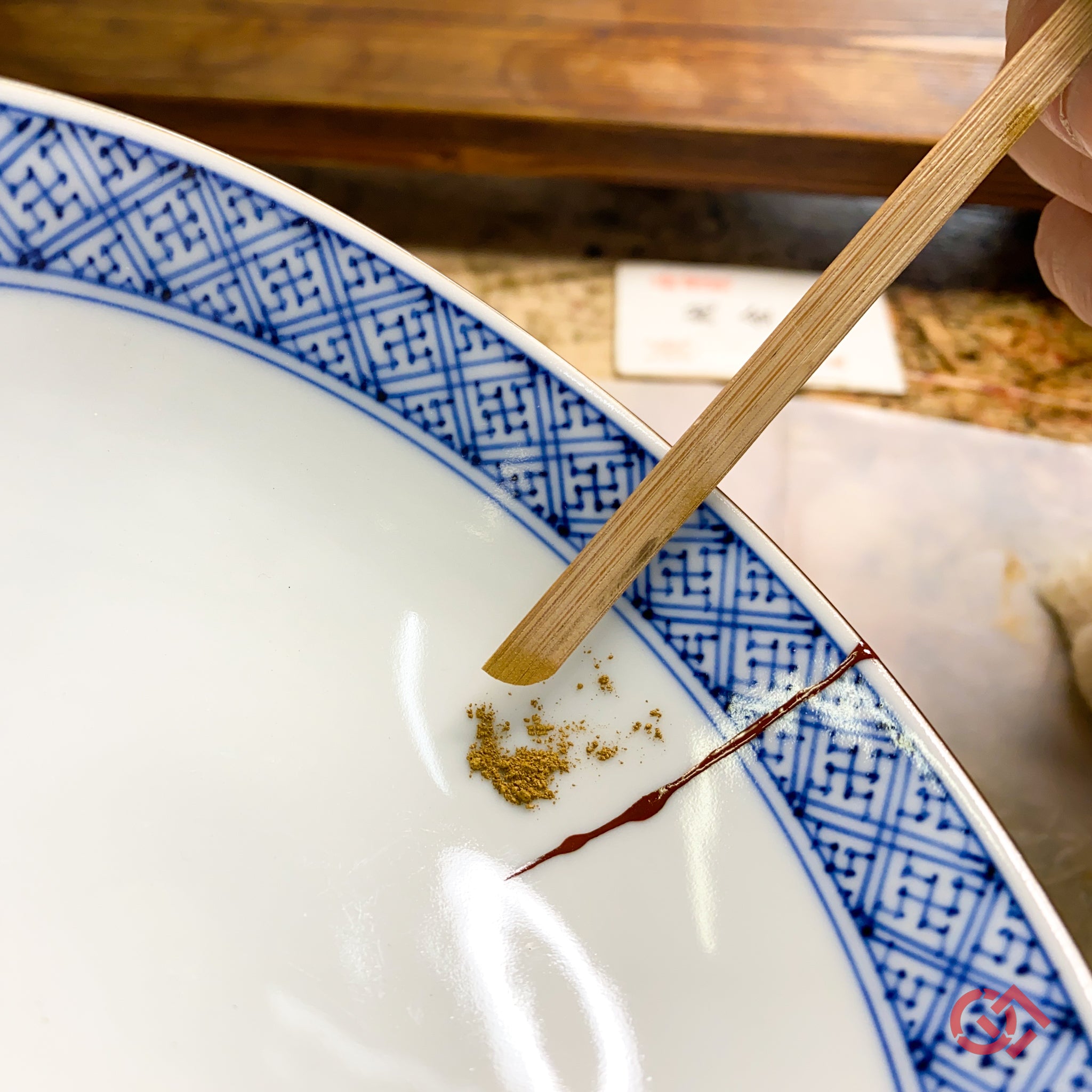 Kintsugi repair with the 24 karat gold