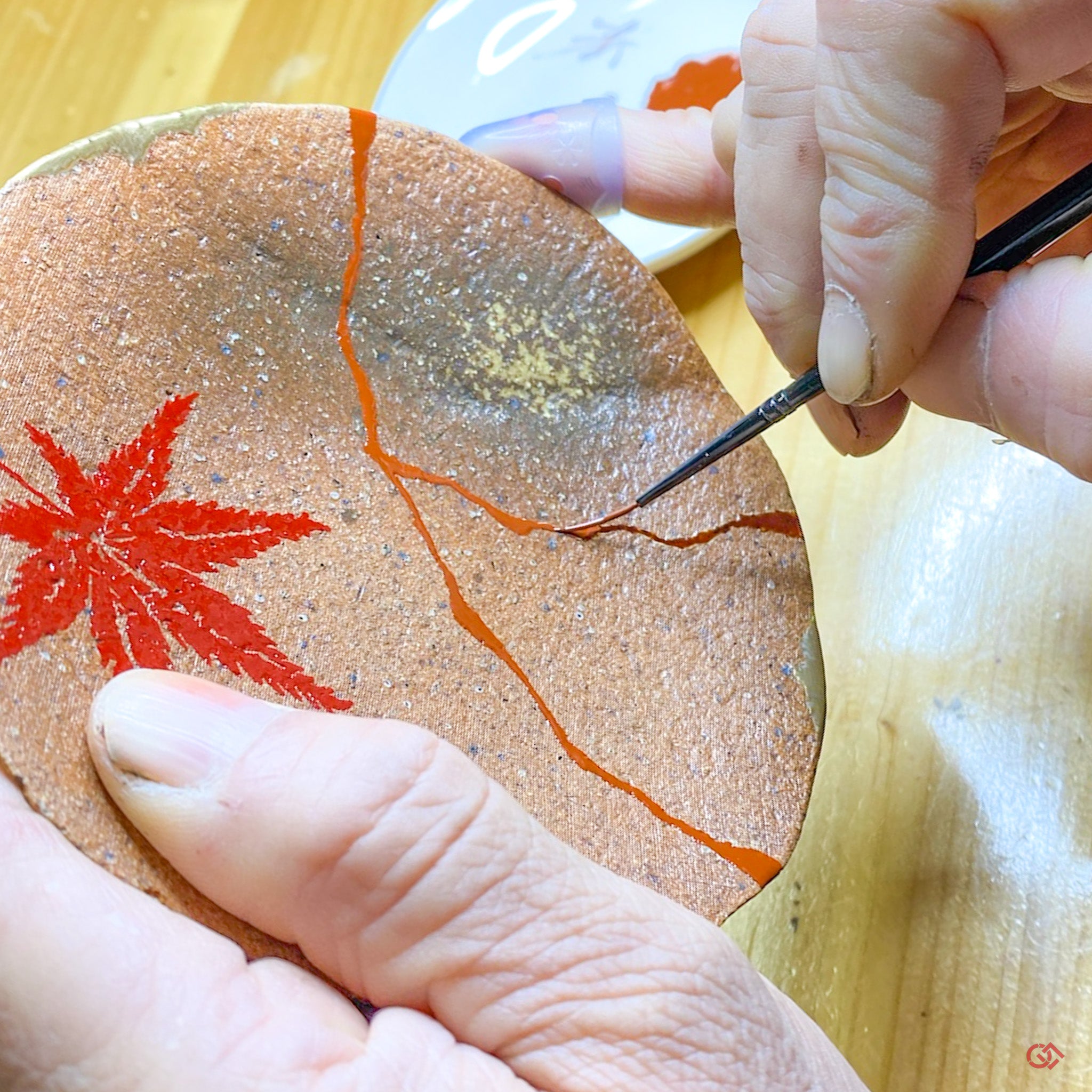 Video that shows of applying Maki-e with a fine brush