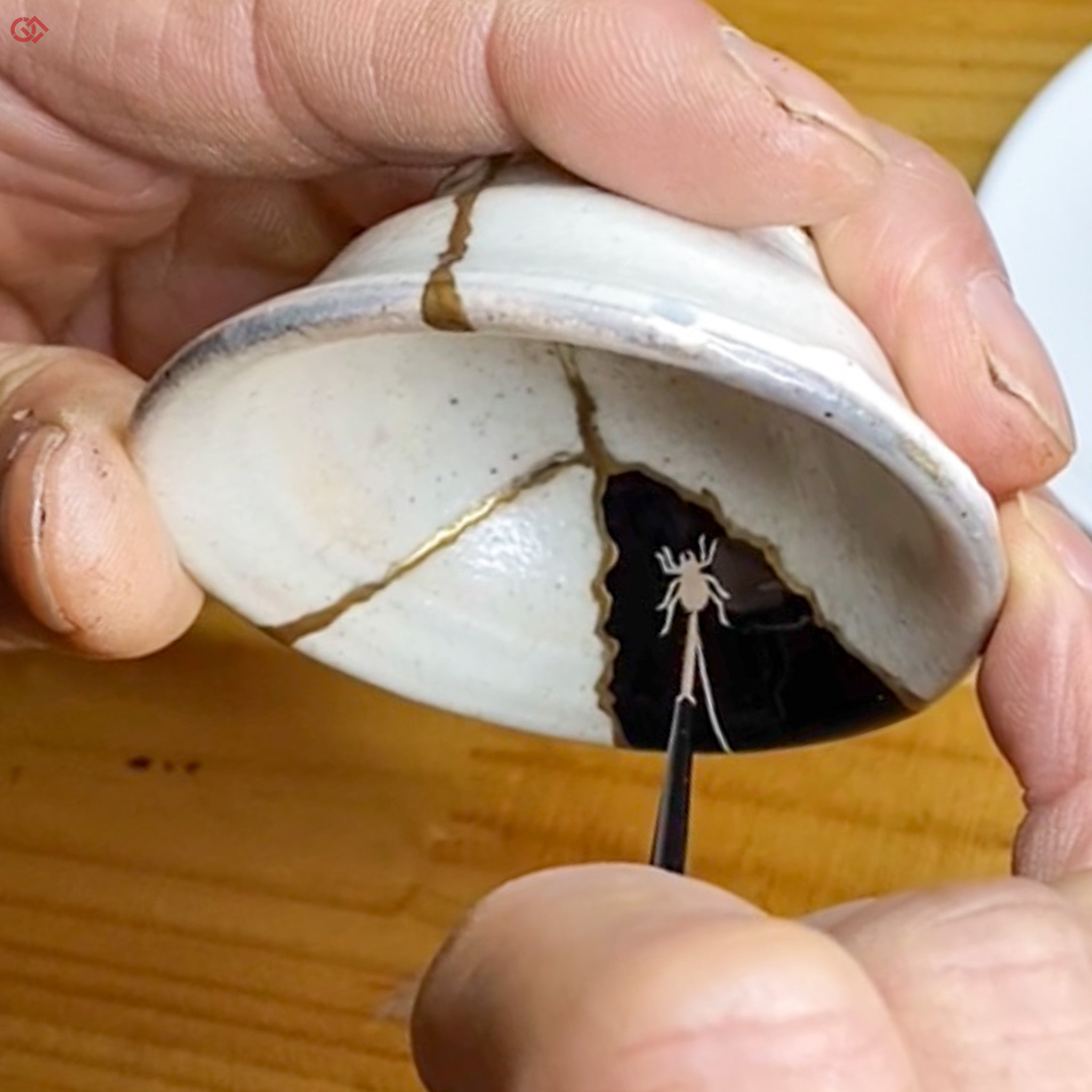Skill making a stunning kintsugi pottery