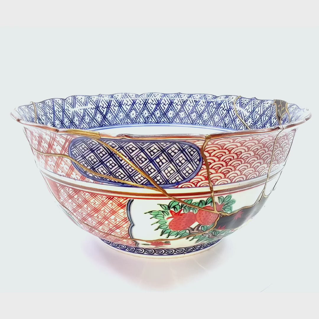A smooth, 360-degree rotational view of the resurrected Shonzui bowl. The turn reveals the vast and complex landscape of the repair—a symphony of 24k gold, silver, platinum, Maki-e, and Yobitsugi covering the entire form.