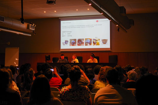 Attendees at the Japanese art of Kintsugi and Urushi Lacquer conference at the University of Barcelona, listening to a presentation.