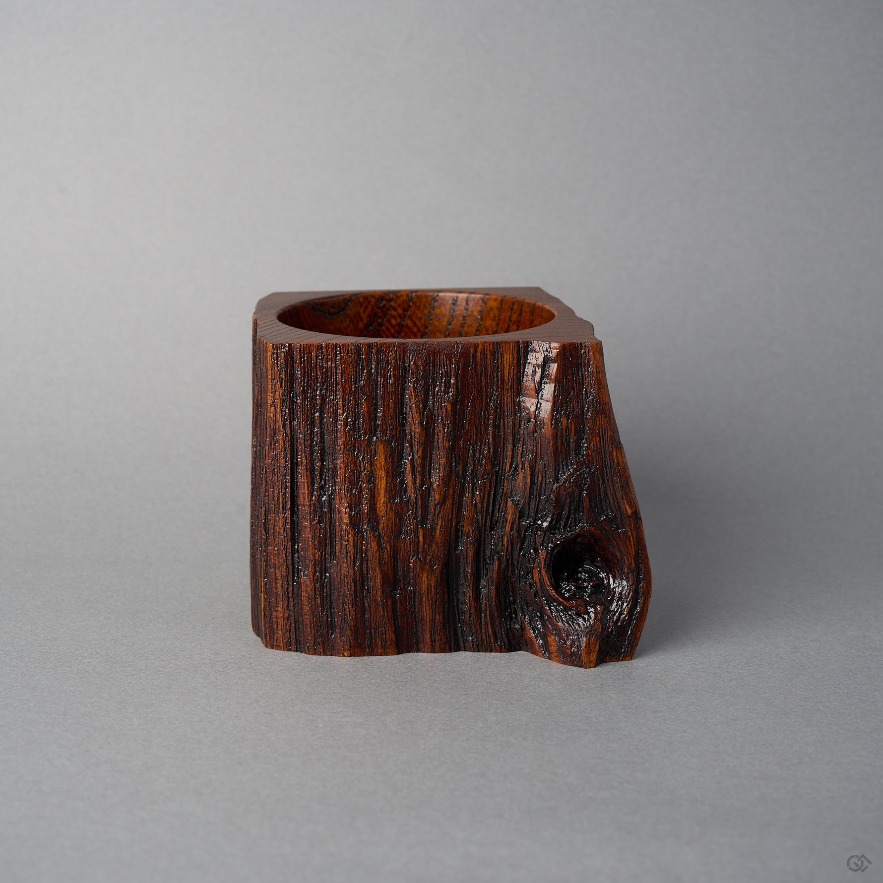 Back view of KODAMA Fuki-urushi by Nobuyasu Suginaka, showing the dramatic striped grain and rough bark edges of the century-old keyaki wood.