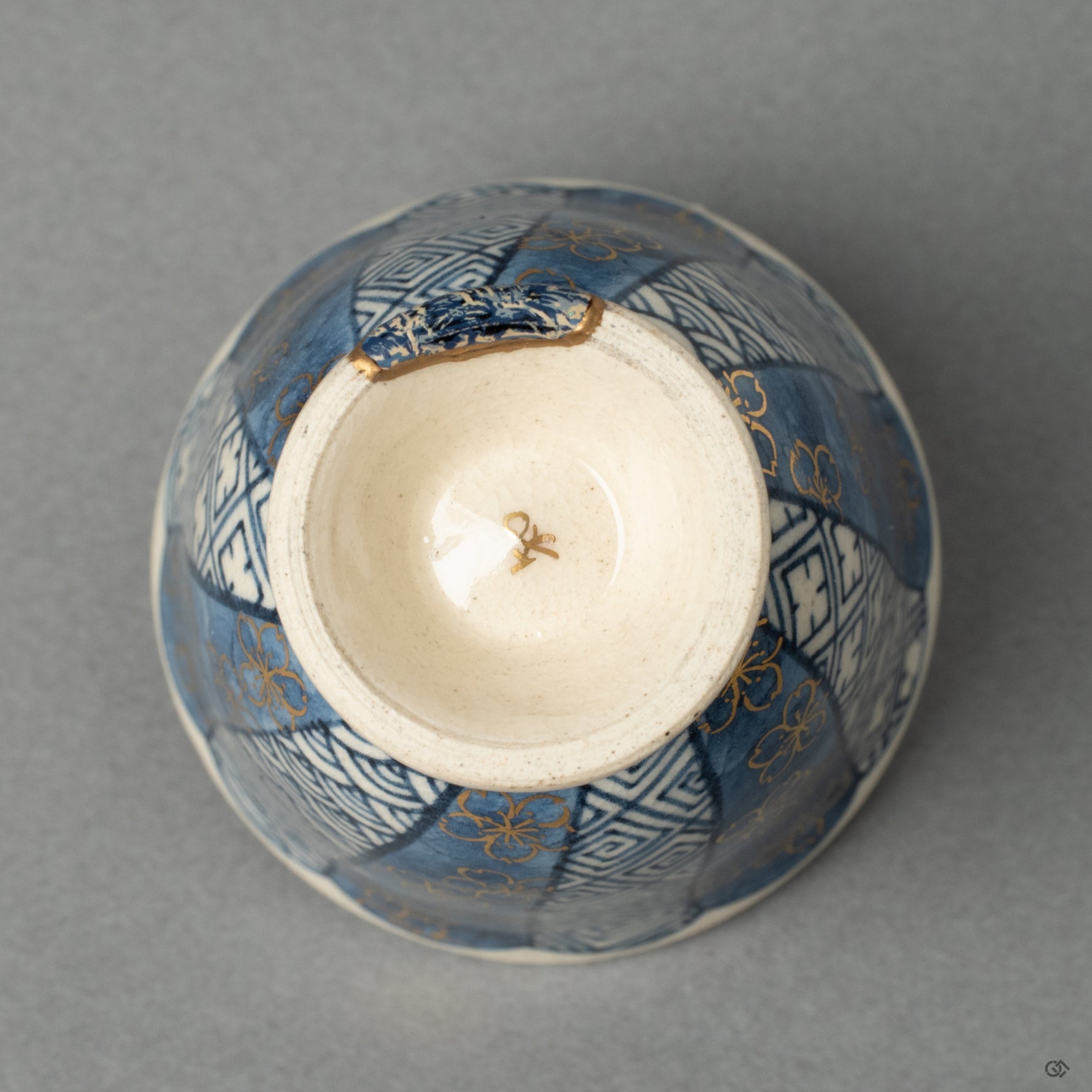The foot (koudai) of the vessel, bearing the authenticating mark of the artist or kiln. This view shows the clean finish and the masterful foundation of this complex work of art.
