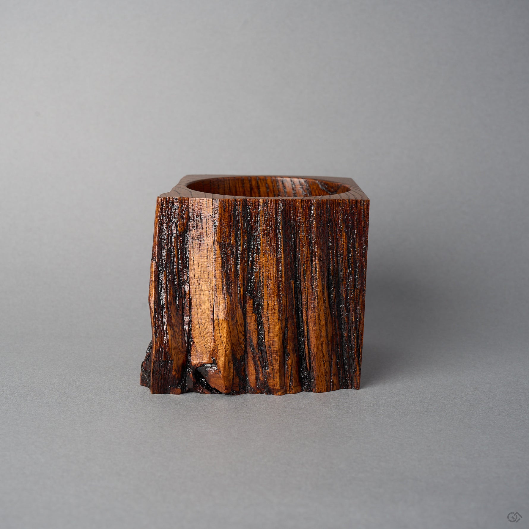 Side view of KODAMA Fuki-urushi, where wiped lacquer deepens the reddish tone and reveals the vertical grain of the aged wood.