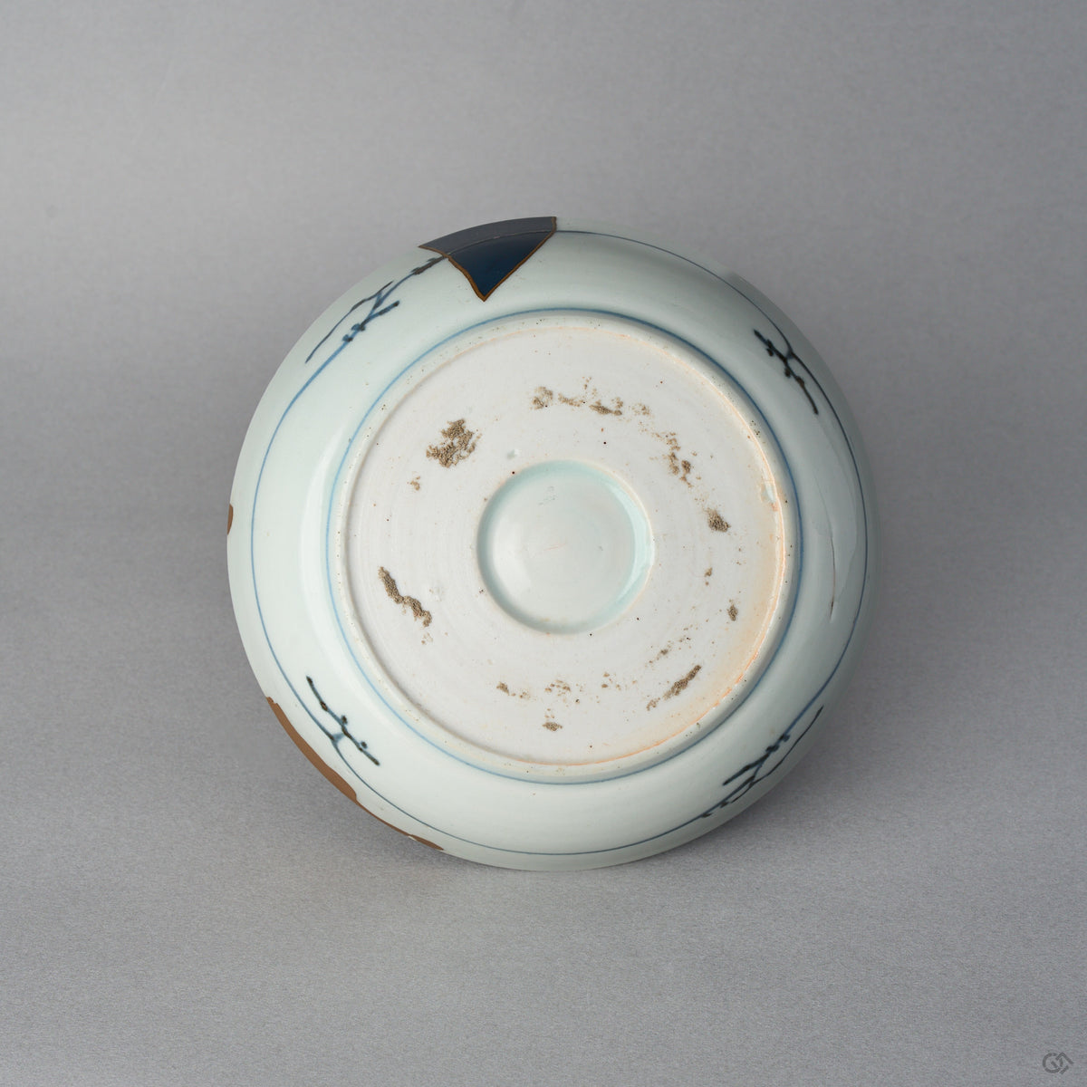 The underside of the Ko-Imari bowl, showing the potter's mark and the quiet integrity of its form, a foundation for its artistic rebirth.