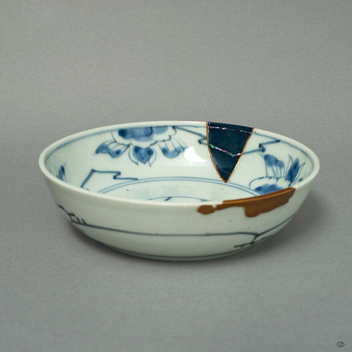 A front view of a Ko-Imari ware bowl, where lines of 24k gold and iridescent Raden inlay create a celestial dialogue on the porcelain canvas.